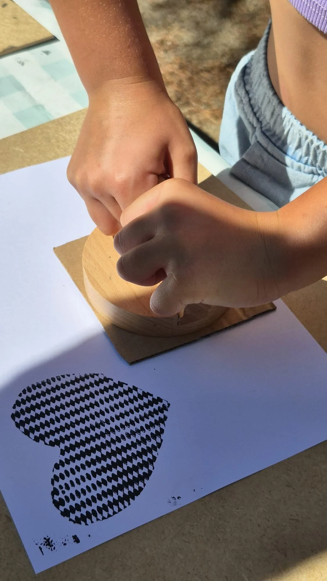 Foto de un niño dando pisotones