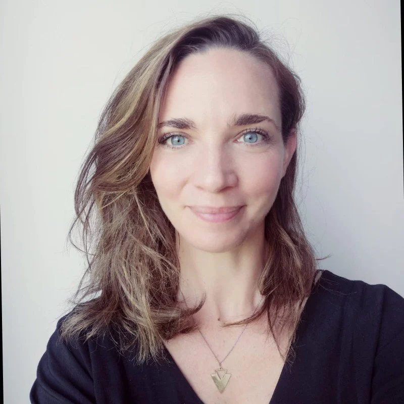 Fundador de Made My Dia , una dona amb els cabells castanys ondulats fins a les espatlles i ulls blaus fent-se una selfie sobre un fons blanc llis, amb una samarreta negra i un collaret d'or amb penjolls geomètrics.