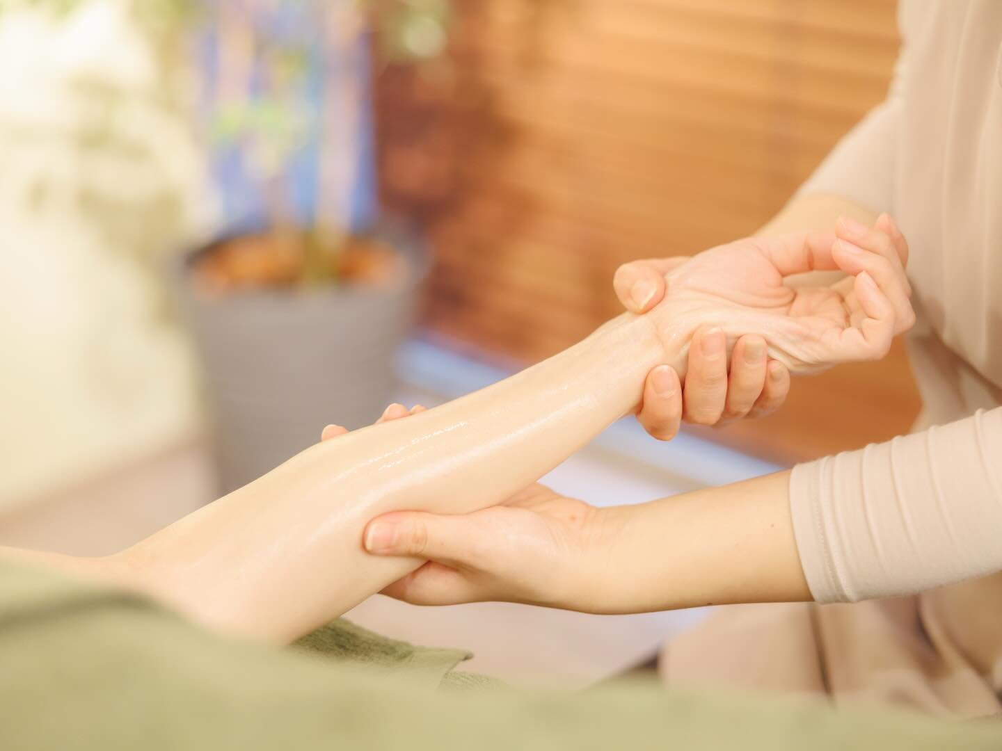 【思っているよりも、張っています】

腕は意外と
ご自身が思っている以上に張りやすい部分です。

＊肩・首こりの緩和
＊手・指の疲れ軽減
＊血行促進・冷え対策
＊自律神経が整いやすくなる
＊呼吸が深くなる

腕がほぐれることで、
こんなにもたくさんのメリットがあります✨

ゆめみる森では
全身はもちろん、腕まで丁寧にほぐしていきます。

「そこまで触ってもらえると思わなかった」
そんなお声も多い部分です。

ぜひ一度、体感してみてください☺️🫧

プロフィールからご予約いただけます。

#国立