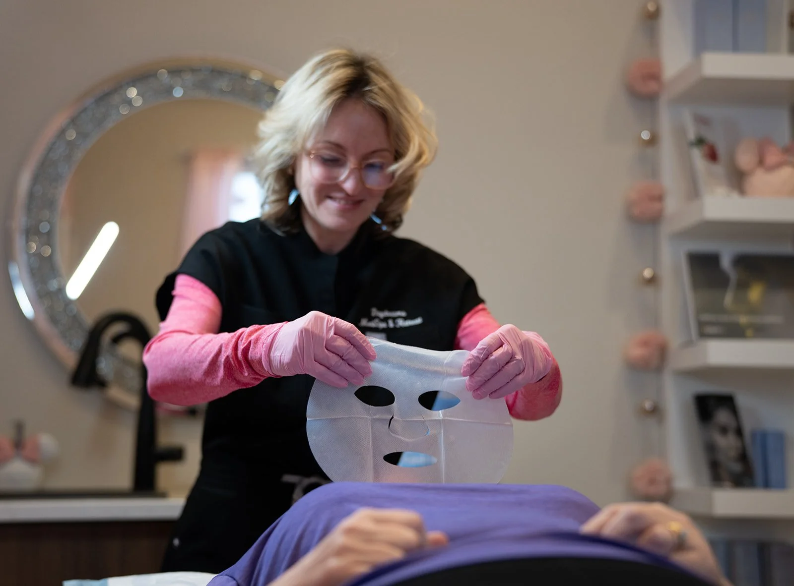 Placing cooling mask after microneedling treatment