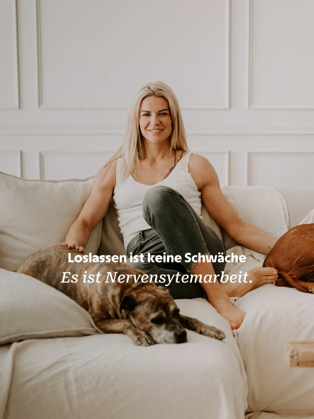 Loslassen ist keine Schw&auml;che. Es ist Nervensystem-Arbeit.

Wir glauben oft, St&auml;rke bedeutet festhalten. Durchhalten. Kontrollieren.

Aber dein K&ouml;rper wei&szlig; es besser.
Festhalten h&auml;lt Spannung im System.
 Loslassen braucht Sic