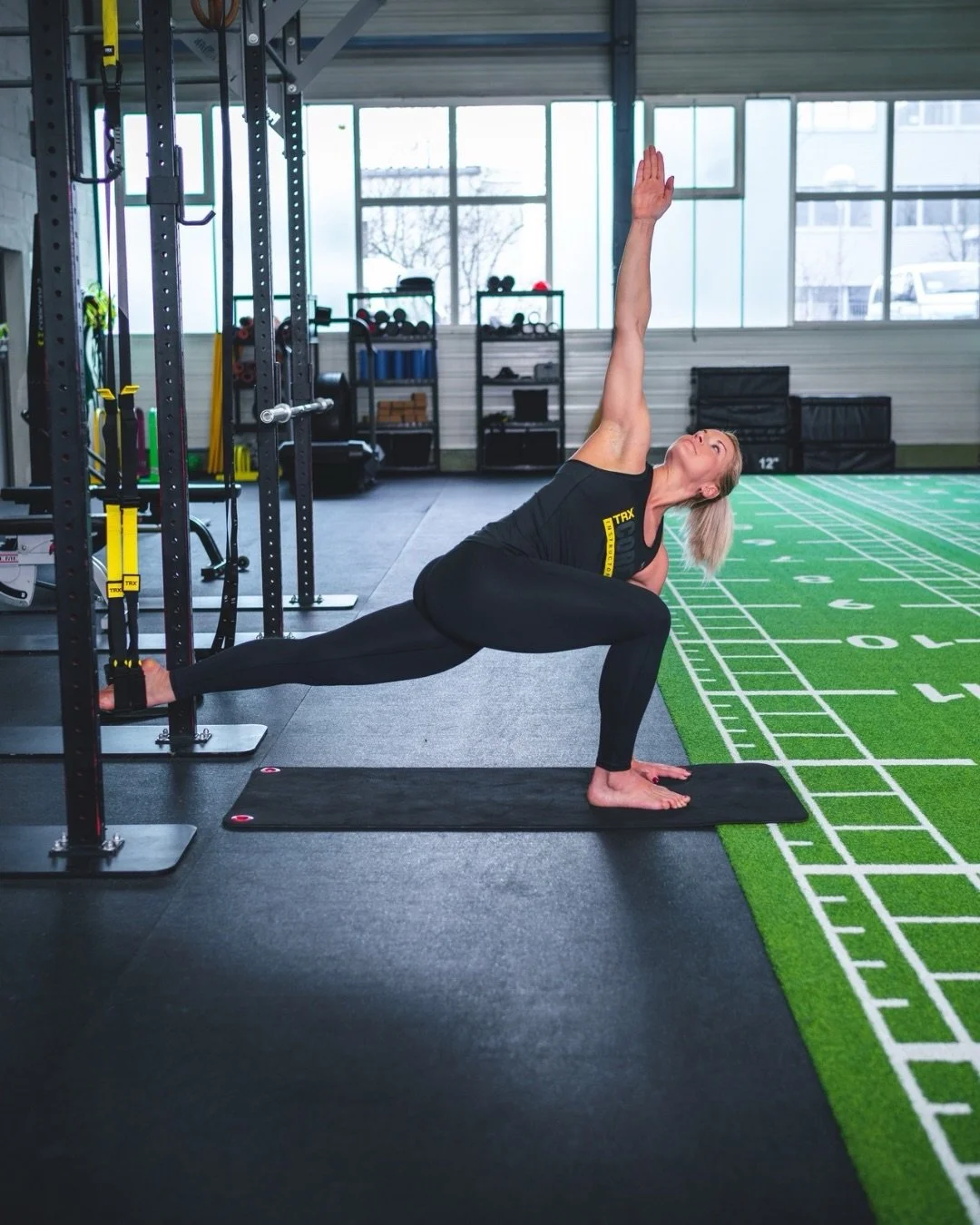 Ich hatte das System entwickelt bevor mein K&ouml;rper Stopp gesagt hat.

Als Trainerin wusste ich: Kraft ohne Stabilit&auml;t ist eine Zeitbombe.

Also habe ich TRX Yoga entwickelt; die Verbindung von Kraft, Kontrolle und K&ouml;rper-Geist-Verbindun