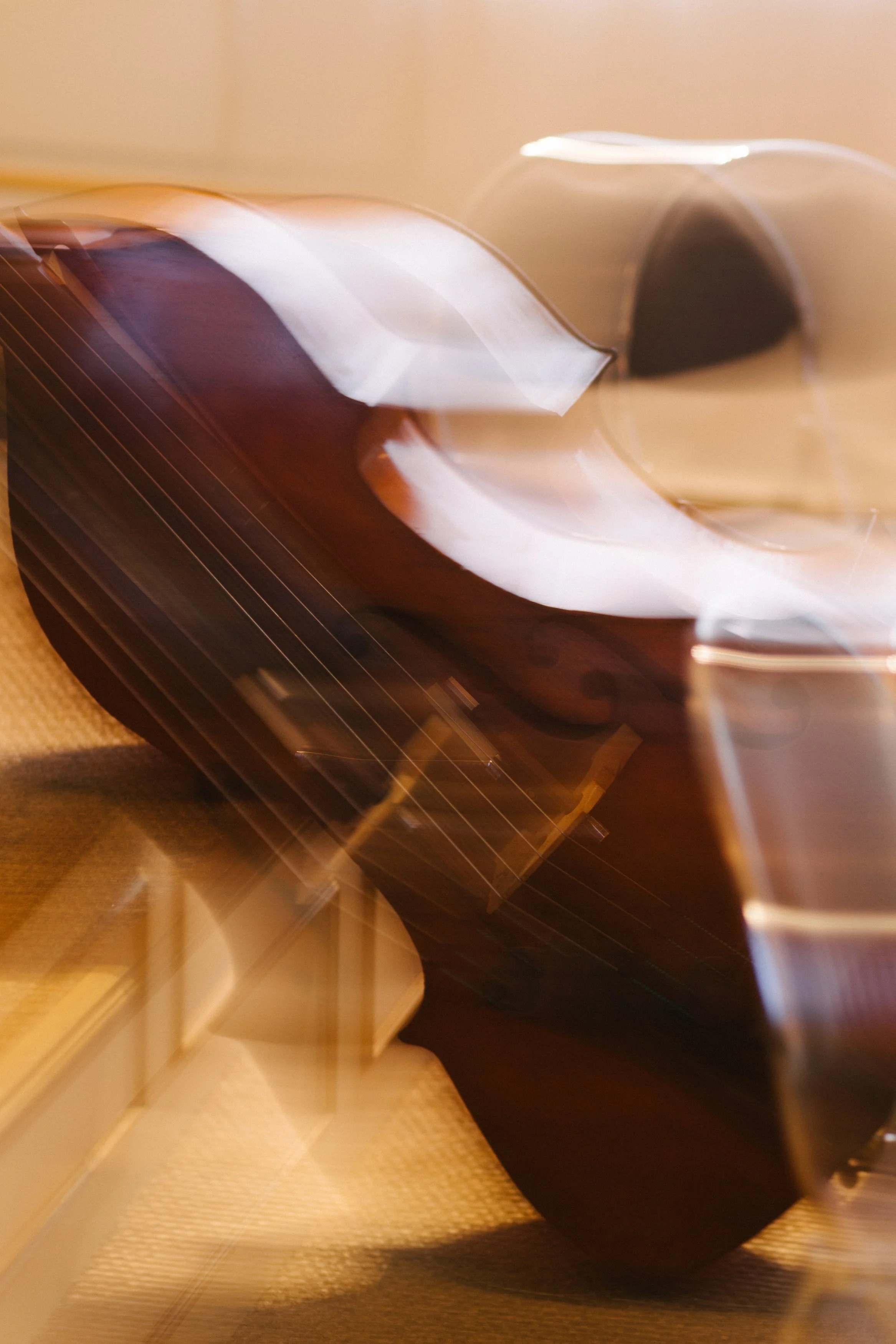 Guitare acoustique en bois avec un fond flou, éclairée par une lumière douce.