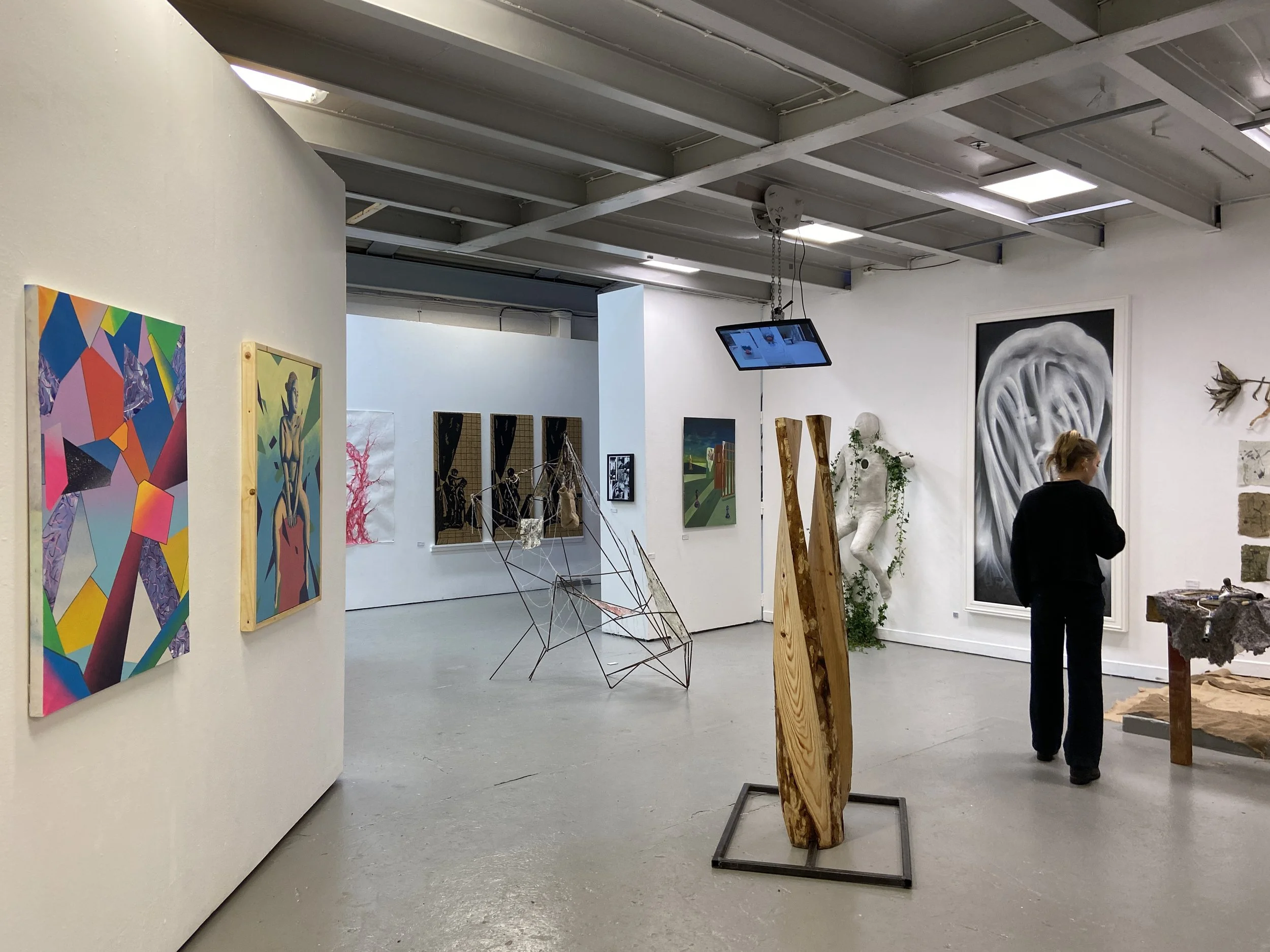 galleri med ulike kunstverk, inkludert malerier, skulpturer og digitale skjermer