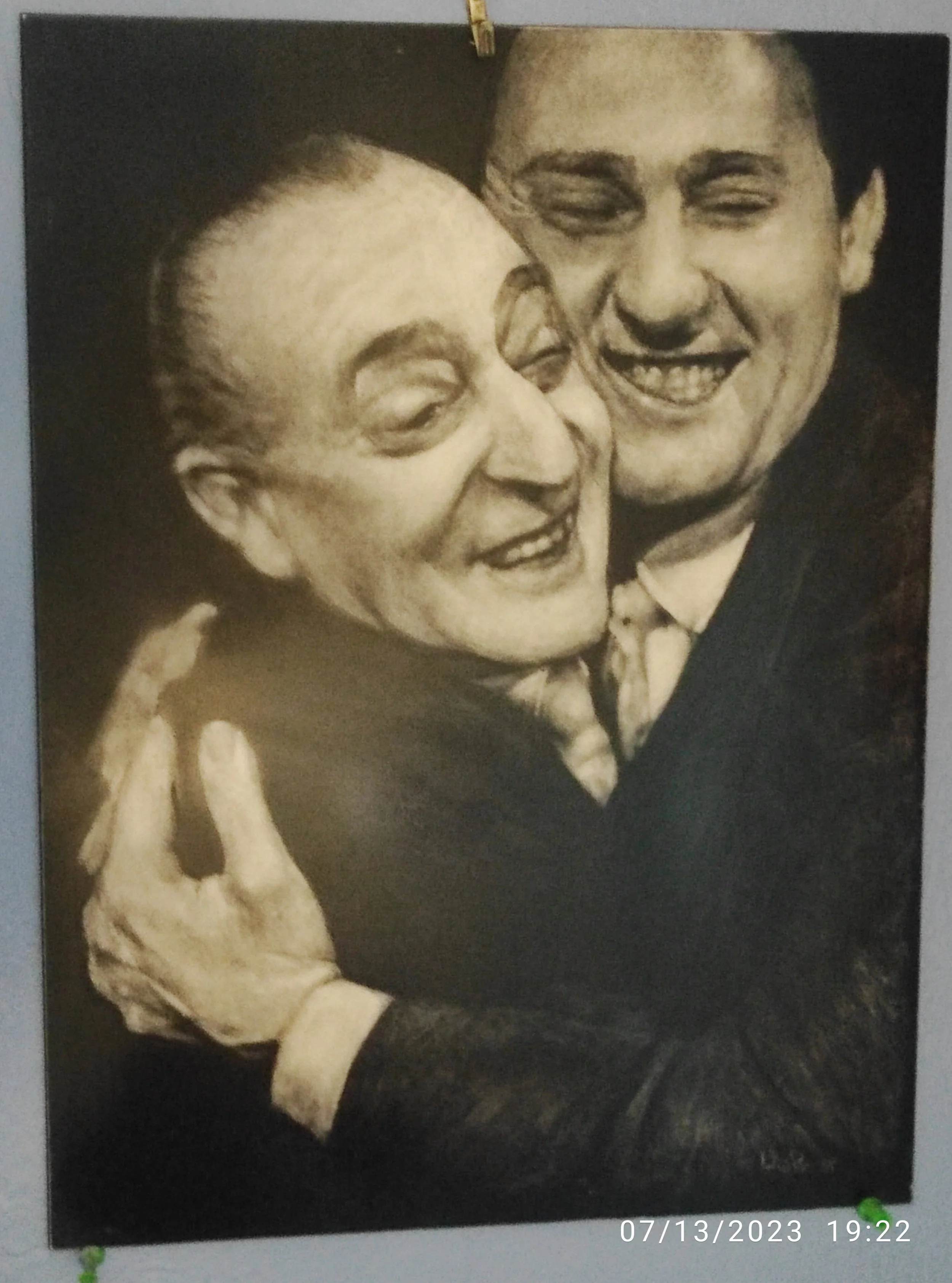 Black and white scratchboard of two Italian actors Toto' and Alberto Sordi smiling and hugging each other, wearing formal suits.