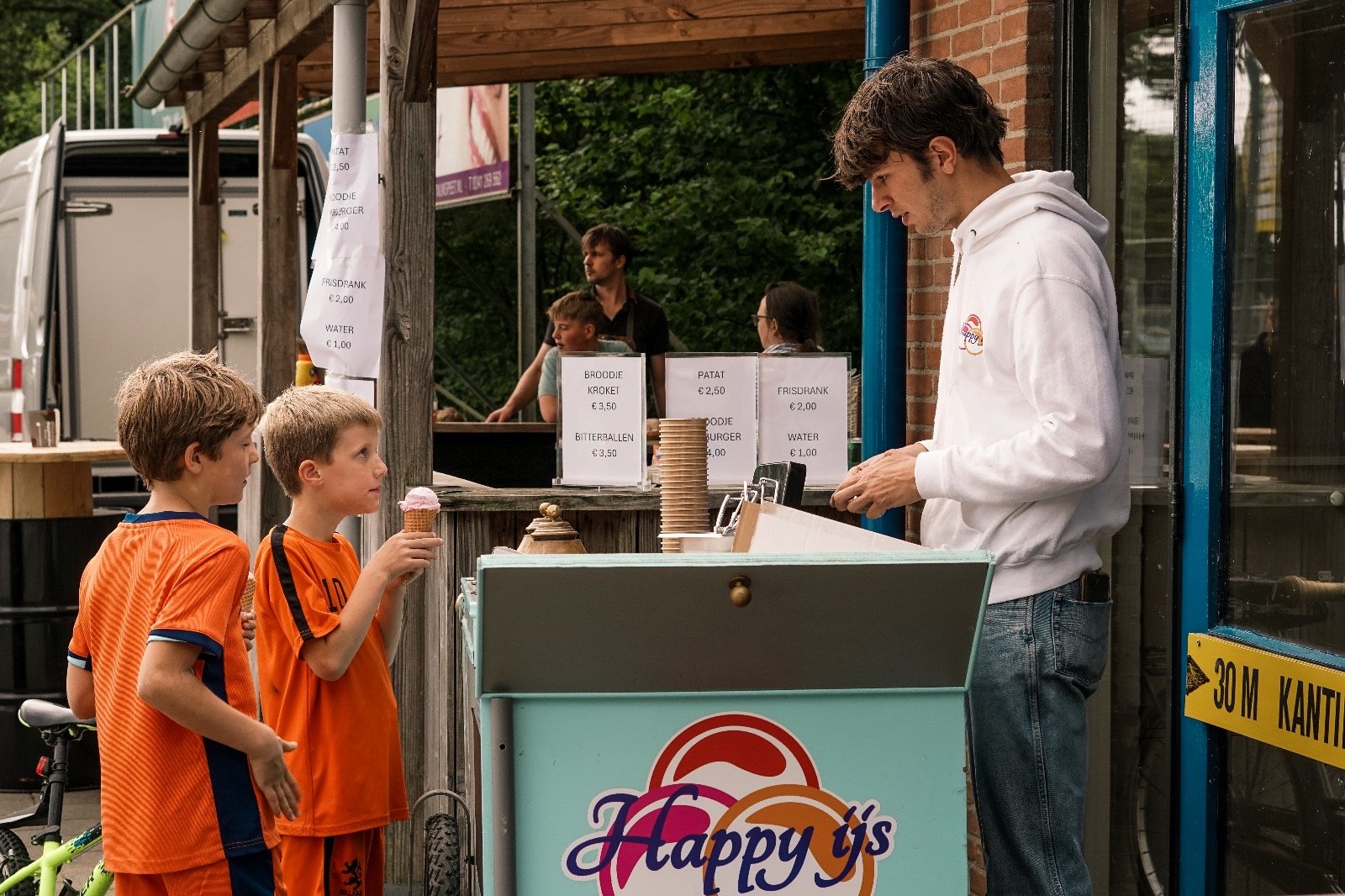 kindern halen ijsje bij een ijskar