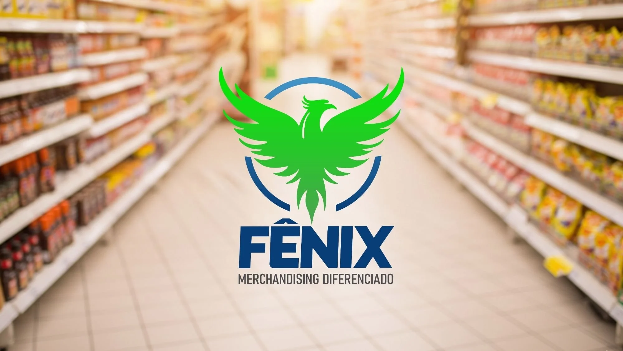 Imagem de uma loja de supermercado com prateleiras de produtos alimentícios ao lado. Logo de uma águia verde com detalhes em azul e o texto "FÊNIX" em destaque, seguido de "MERCHANDISING DIFERENCIADO".
