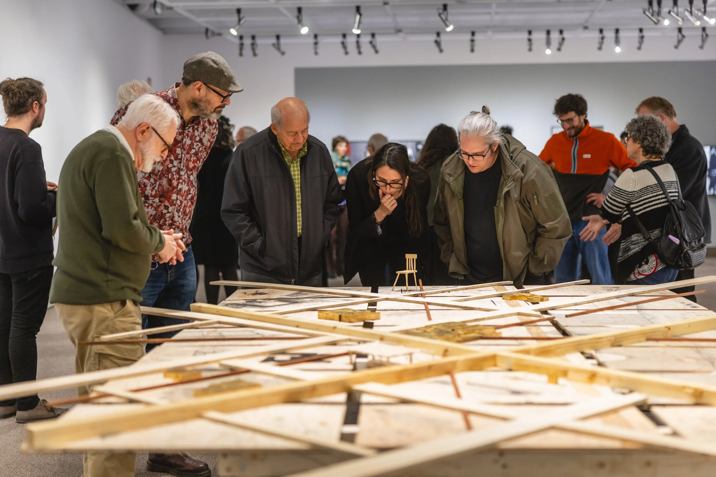 Des personnes ont tendance à regarder une œuvre d'art ou une installation artistique dans un musée ou une galerie d'art.