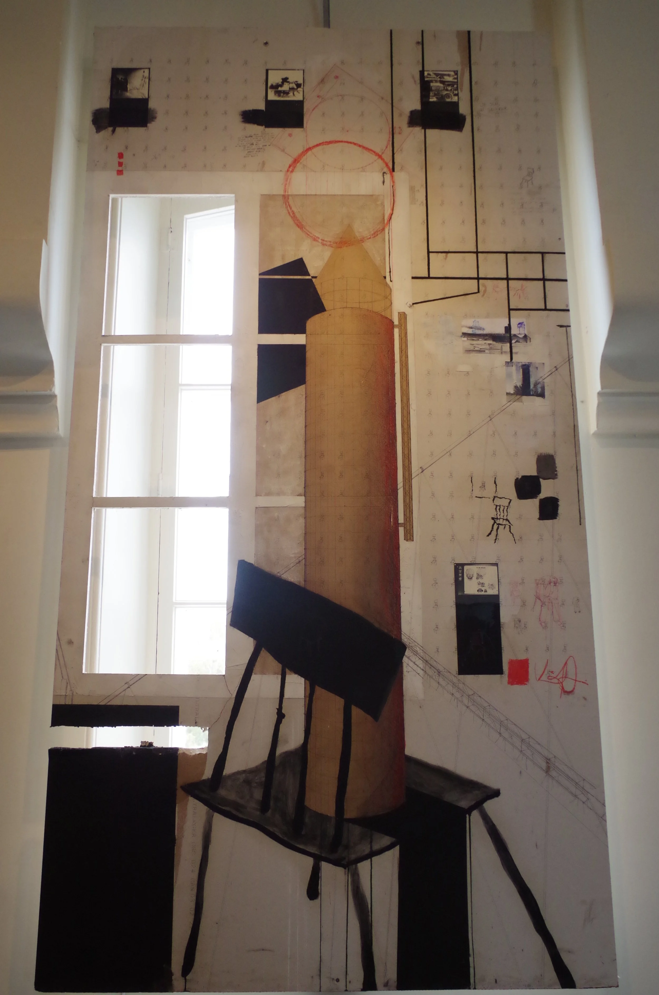 Photo d'une salle avec un mur décoré d'un dessin abstrait, un lit en bois, une chaise noire et un bureau, avec une fenêtre laissant entrer la lumière naturelle.