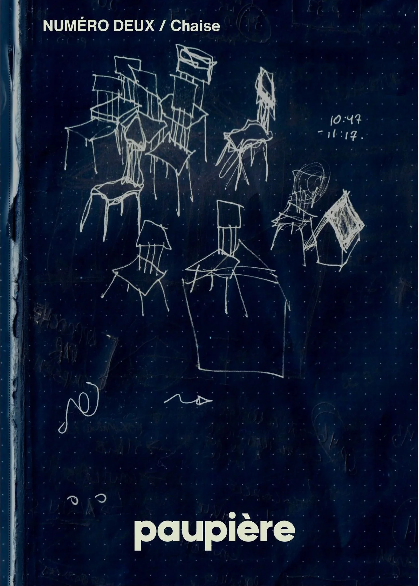 Croquis de différentes chaises en dessins au crayon blanc sur un fond bleu foncé, avec des annotations et des heures écrites à côté.