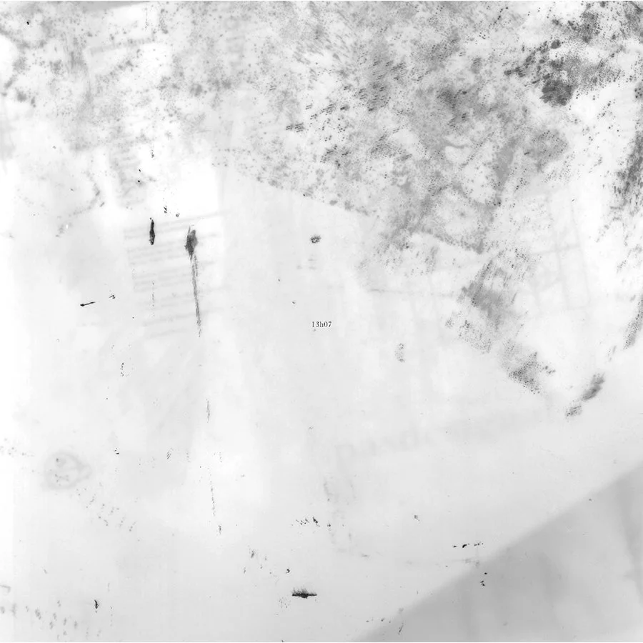 Une surface sale avec des taches noires et des éclaboussures d'encre, peu de détails visibles.