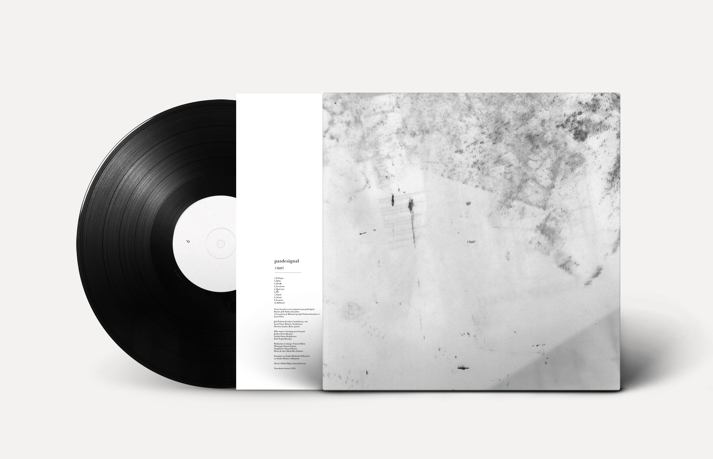 Vinyle noir avec pochette blanche contenant une œuvre d'art abstraite en gris, avec texte en bas à gauche.