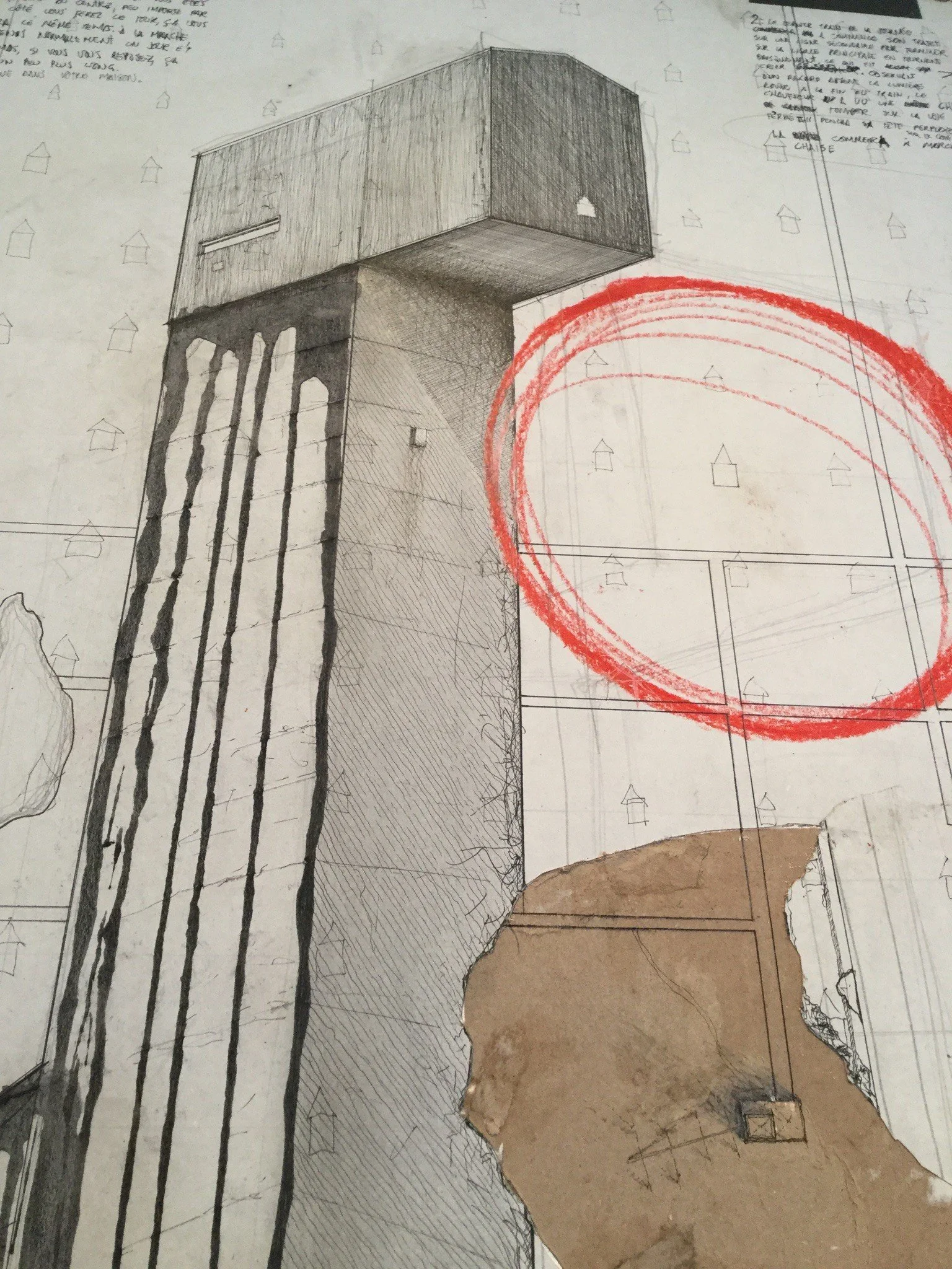 Plan architectural d'un bâtiment moderniste avec un design en forme de Tour, avec une structure rectangulaire en haut, appuyée sur une base large, avec des esquisses de notes manuscrites et un croquis sur le plan.