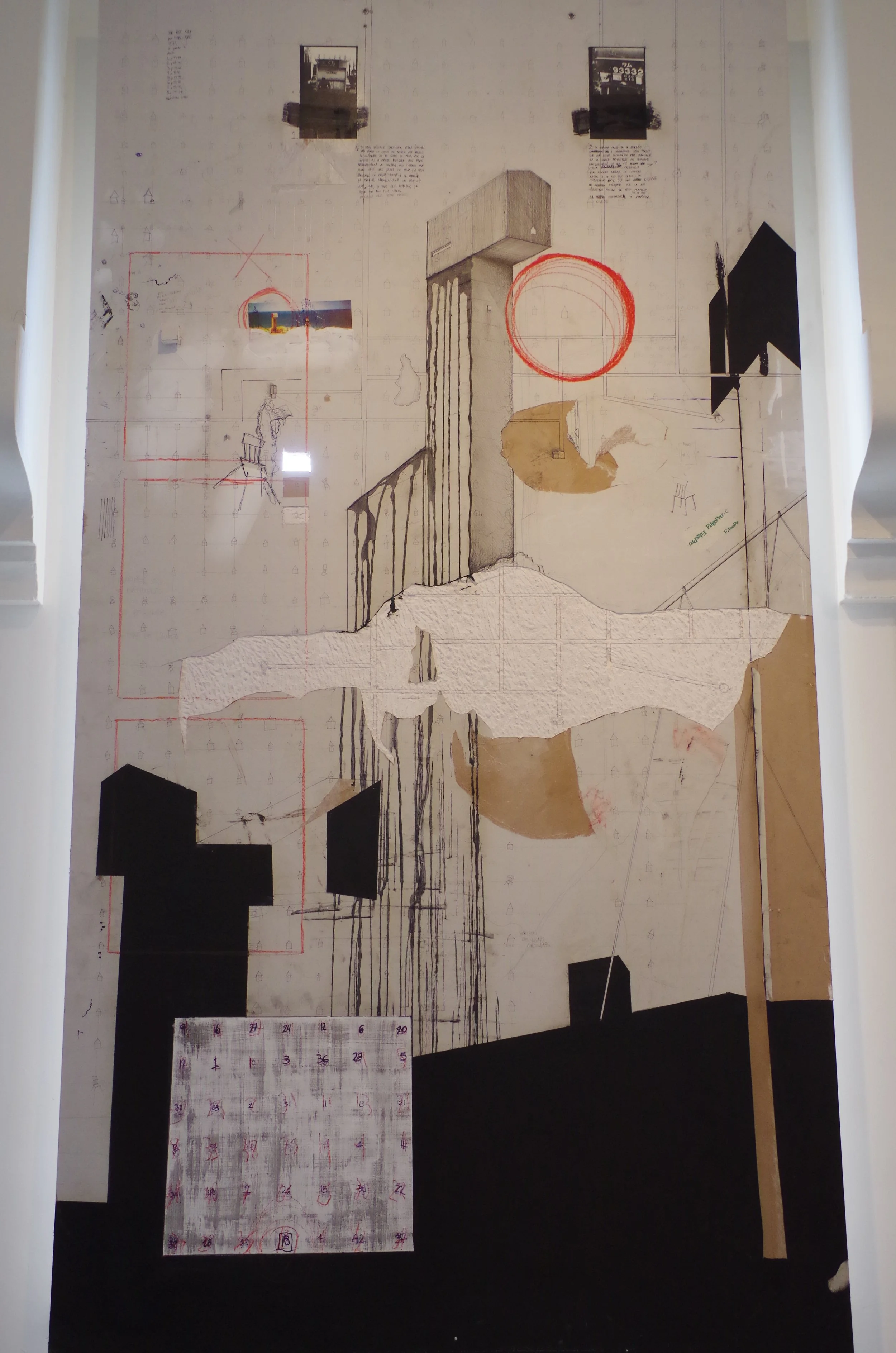 Une fresque moderne avec des éléments graphiques, des croquis, et des collages, incluant une figure humaine, des formes géométriques, des lignes, des annotations, des couleurs neutres avec quelques touches de rouge et de noir.