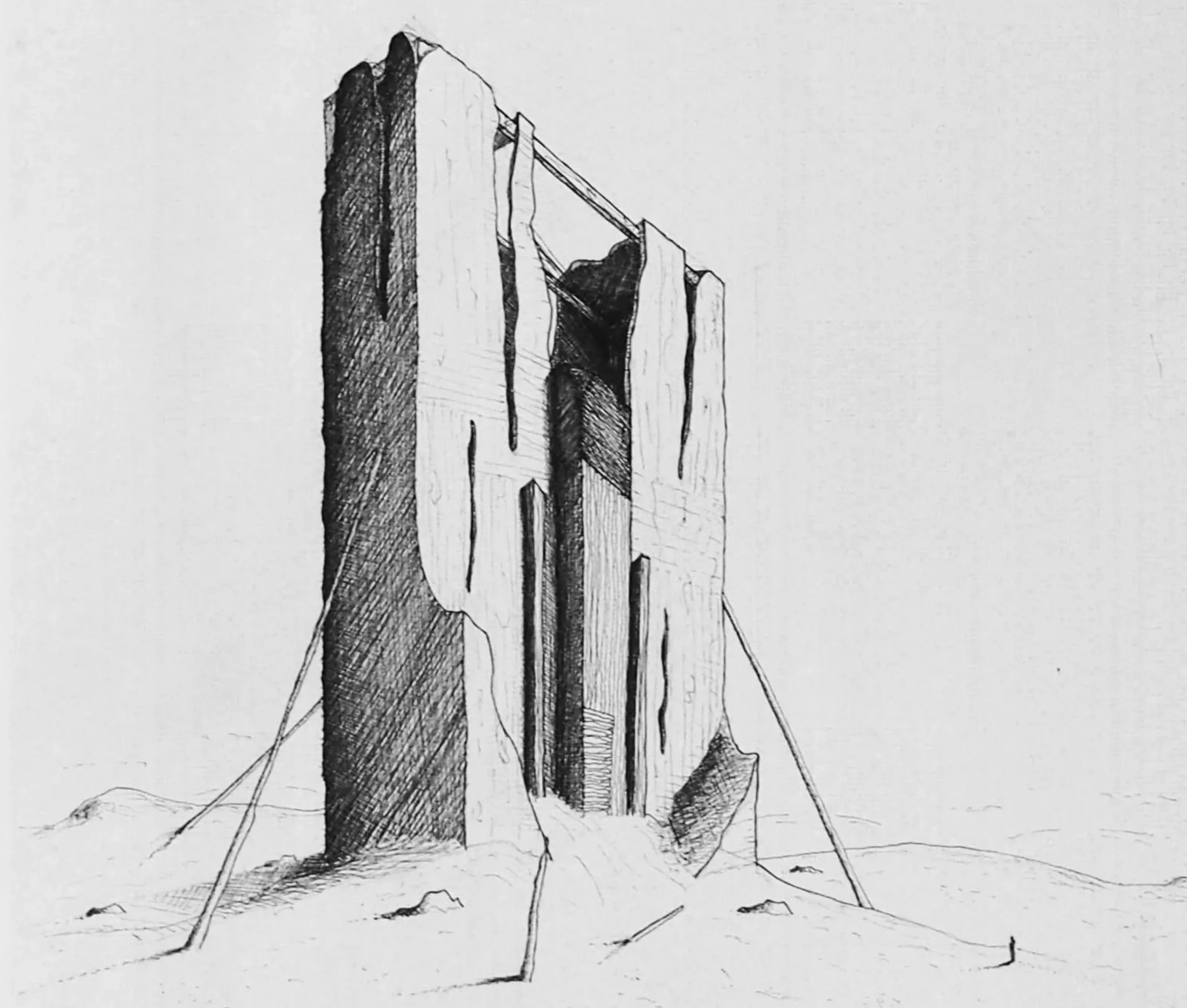 Une structure en bois dans un environnement enneigé, probablement un panneau ou une installation à l'extérieur.