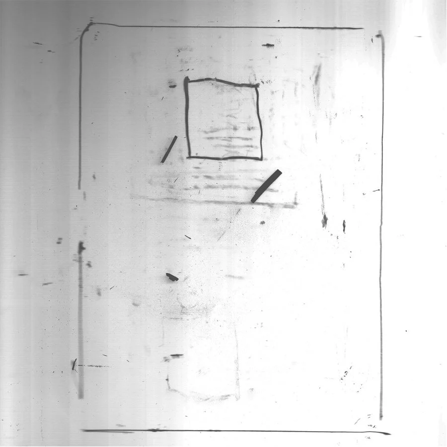 Croquis simple d'un rectangle avec une ligne à l'intérieur, entouré par un cadre ou une marge, avec quelques traits noirs ou marques