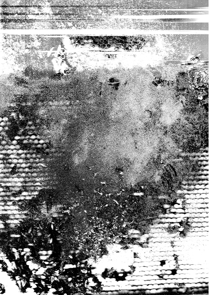 Une image en noir et blanc de quelqu'un faisant de la plongée ou nageant dans une piscine ou dans l'eau.