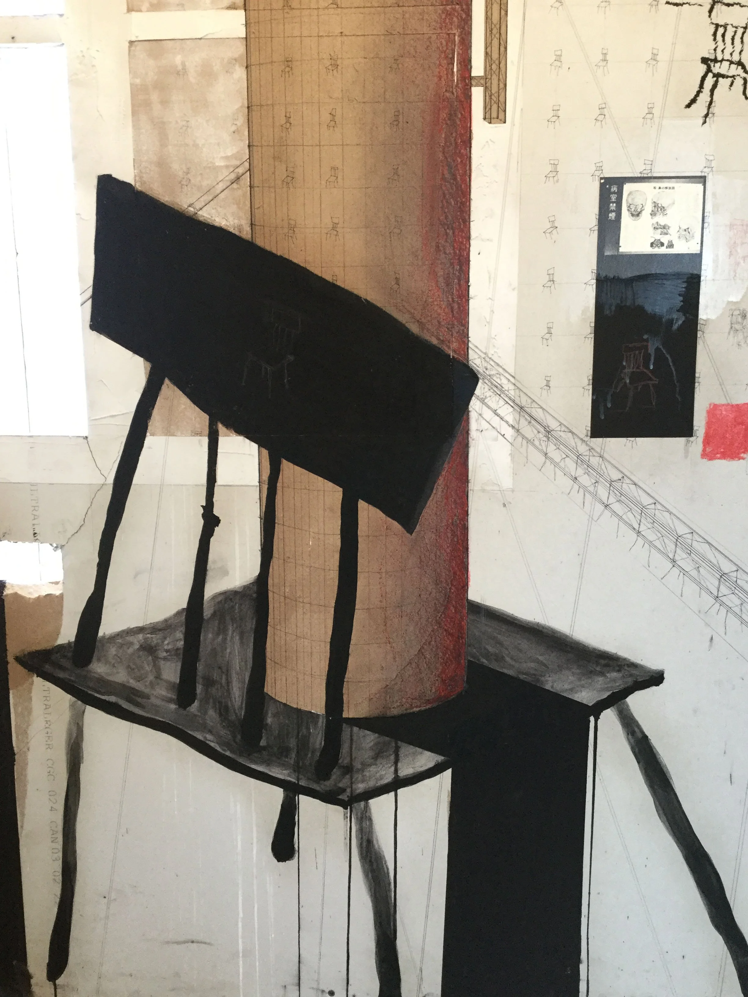 Une œuvre d'art abstraite représentant une chaise noire posée sur une surface. En arrière-plan, il y a un mur avec des dessins de chaises et une grille, ainsi qu'un croquis de structure ou de construction.