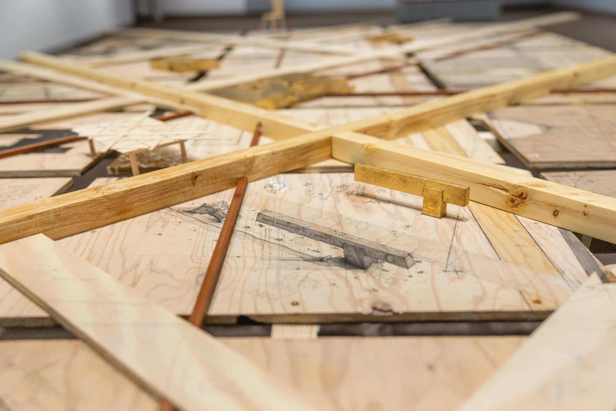 Plan architectural avec bois et croquis de conception, en cours de construction