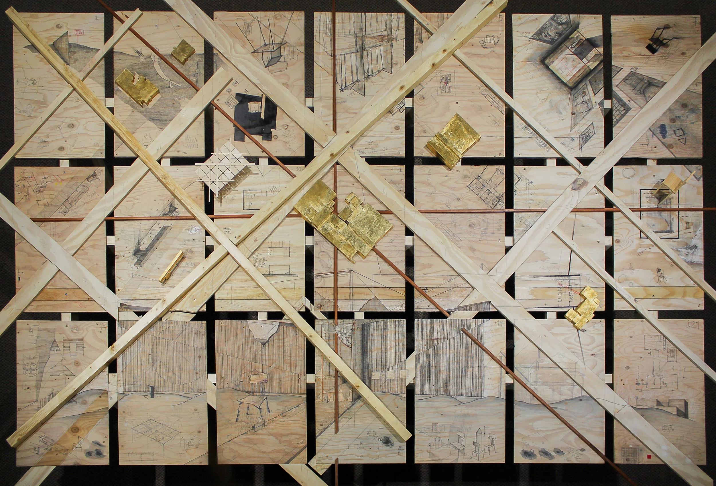 Une composition d'images de plans, croquis et maquettes d'architecture epinglées sur une toile, avec des balises en bois traversant la surface.