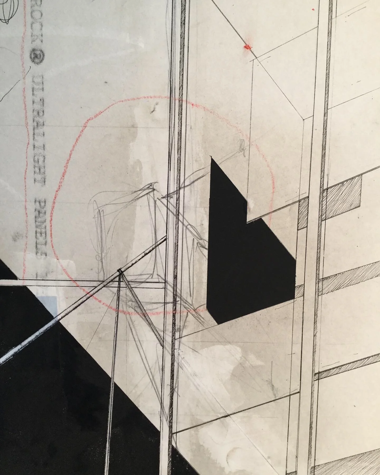 Dessin technique ou esquisse architecturale d'une structure avec lignes, formes géométriques et zones noires. Certains éléments sont tracés en rouge.