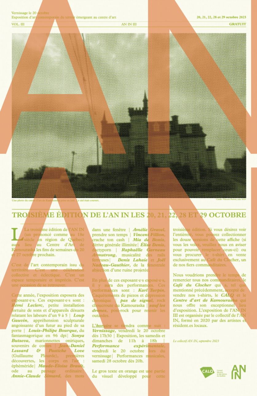 Affiche annonçant la troisième édition de l'Exposition d'art contemporain sur le thème du terrorisme émergent au centre d'art à Kamouraska, en octobre 2023. L'affiche comporte une image floue d'un château ou manoir ancien en arrière-plan, décrite comme prise en juin et couverte au ciel. Le texte est en français, avec des titres en vert, soulignant la date et le lieu de l'événement, notamment les 20, 21, 22, 28 et 29 octobre 2023.