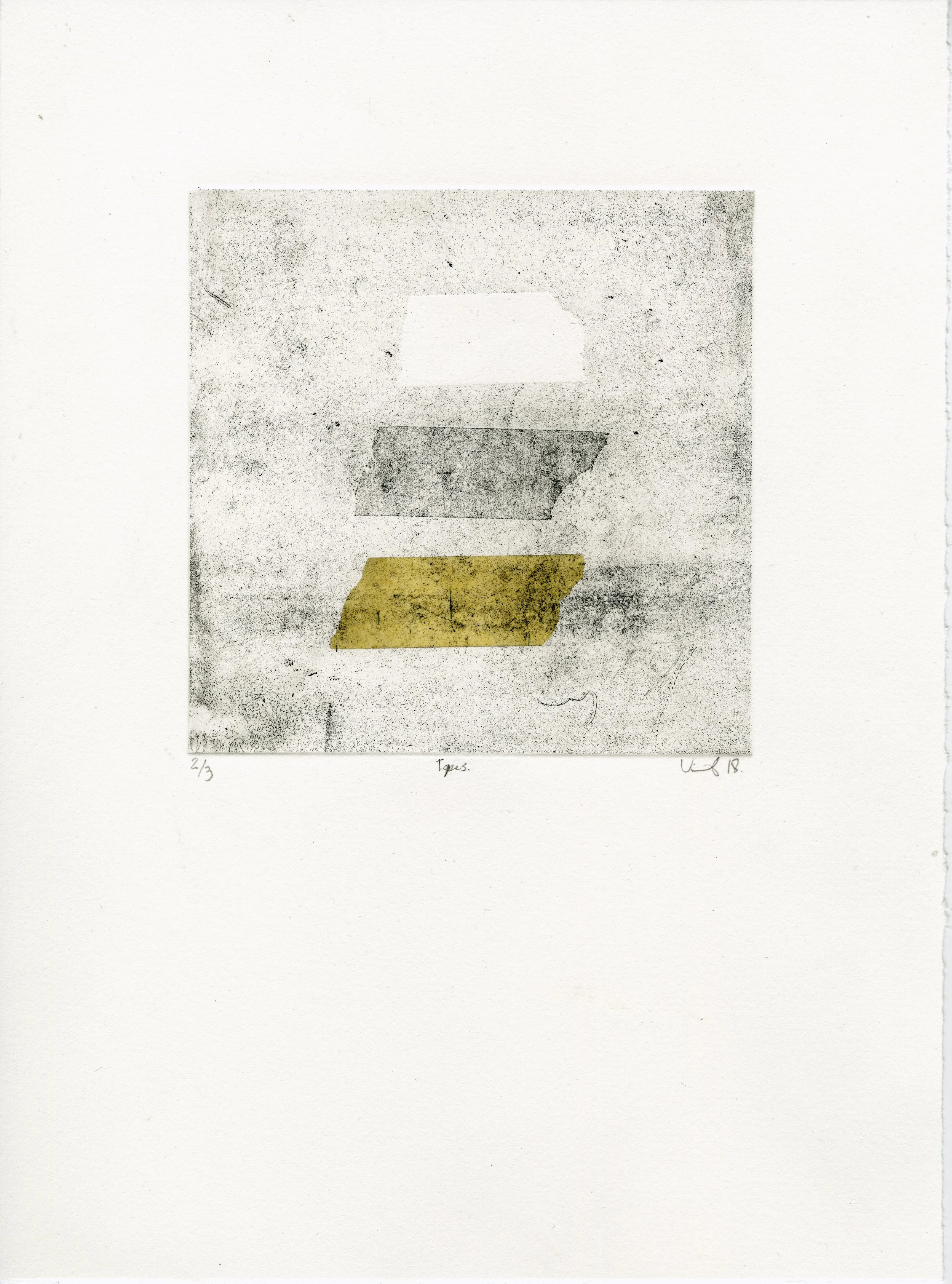 Une œuvre d'art abstraite avec trois formes rectangulaires empilées, dont la première est blanche, la deuxième grise et la troisième jaune, sur un fond gris texturé.