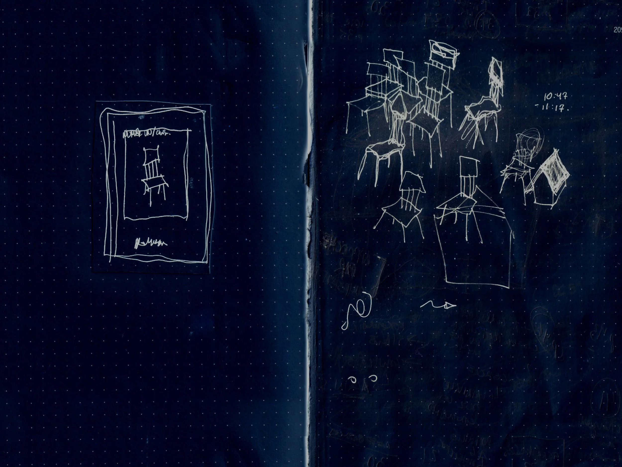 Croquis de plusieurs chaises en ligne, avec l'heure 10:42 et une autre indication de temps, sur un fond sombre avec des points blancs.