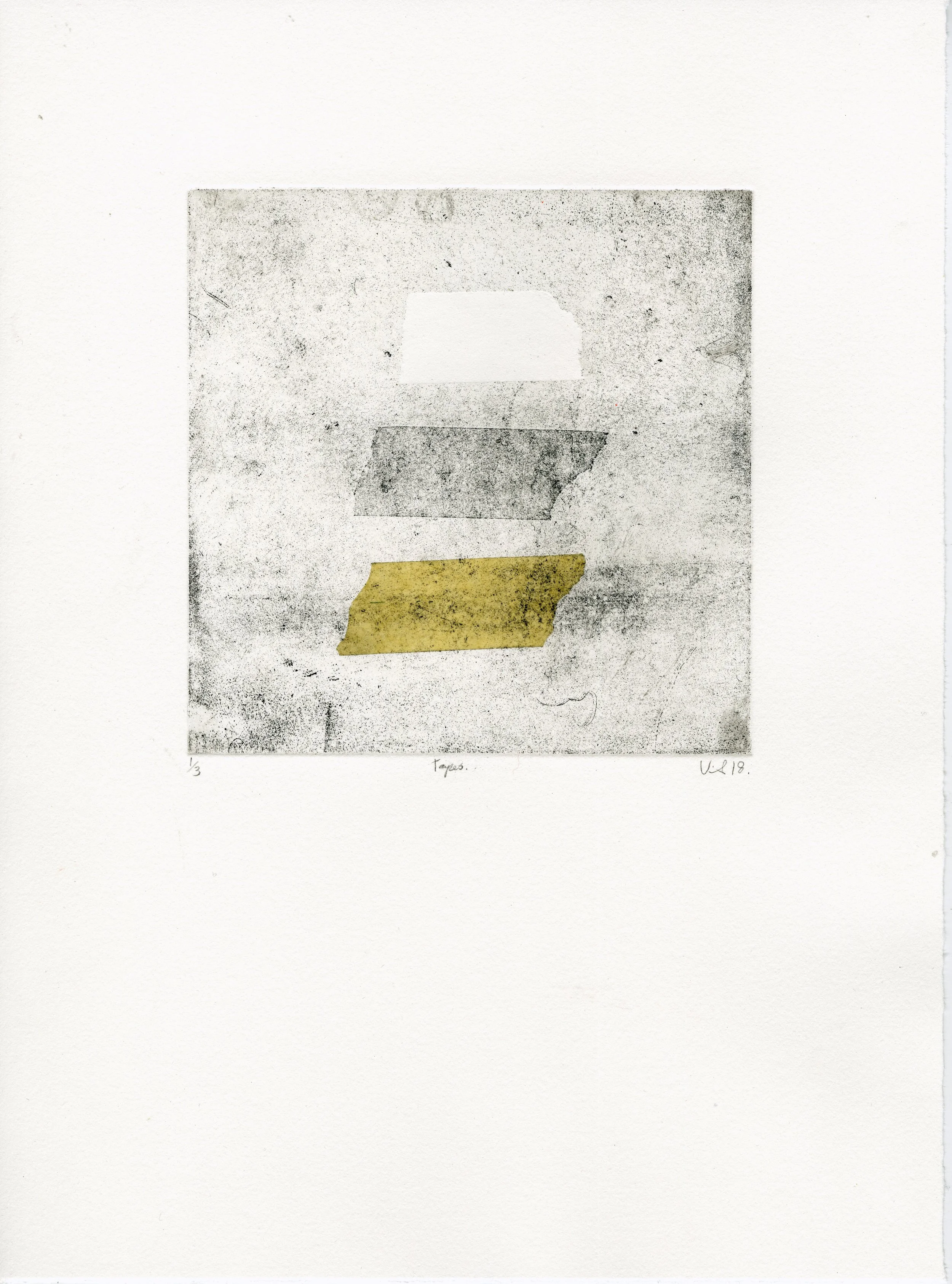 Une œuvre d'art abstraite avec des formes géométriques grises et jaunes sur fond blanc.