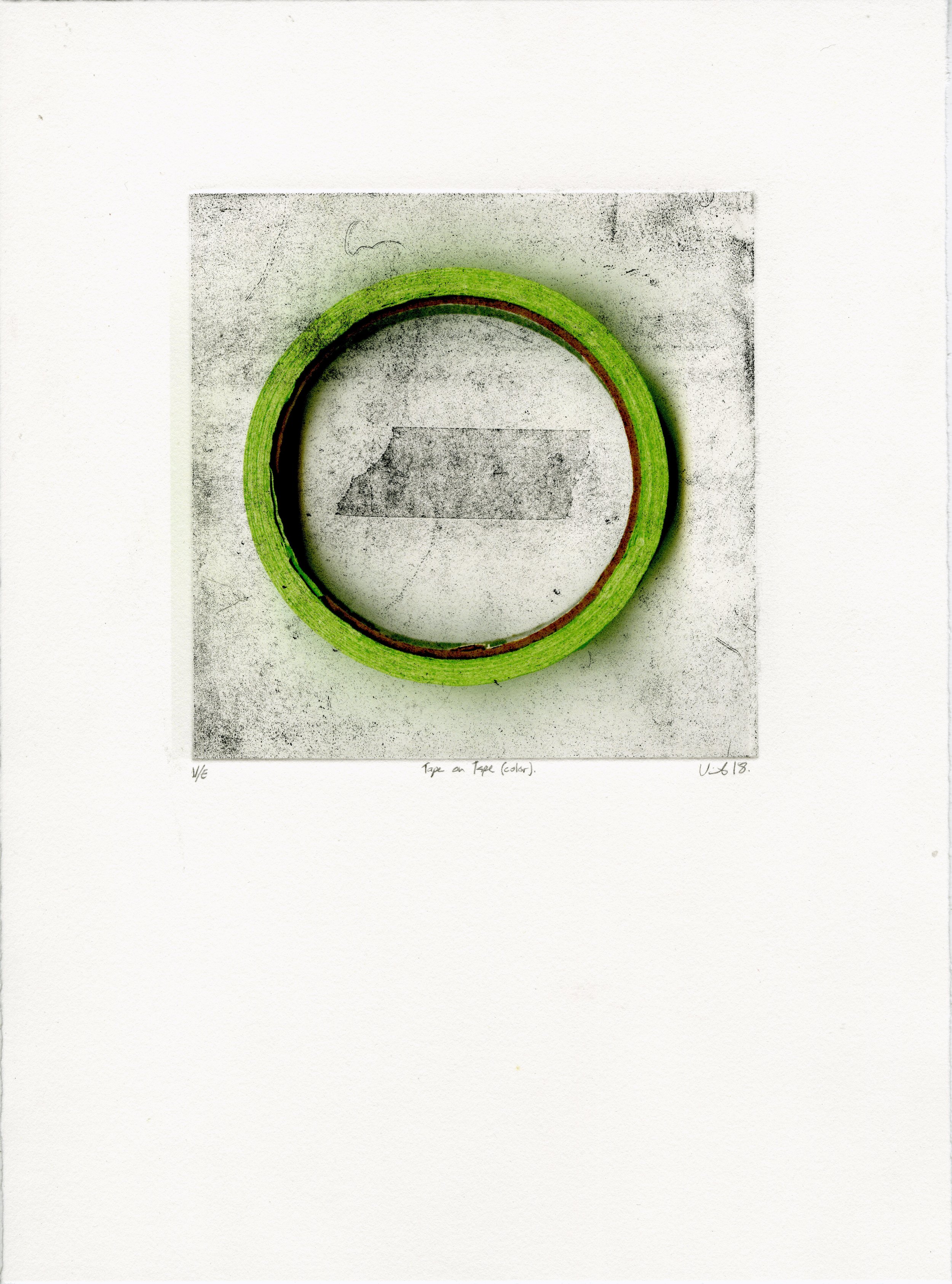 Un cercle vert posé sur une surface grise avec des taches noires et blanches.