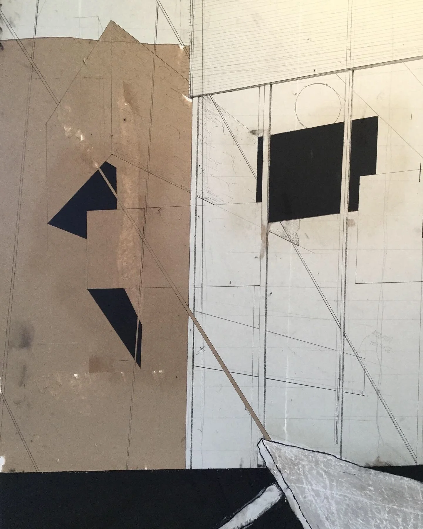 Dessin préparatoire d'une architecture avec détails en lignes noires et blocs noirs et beiges.