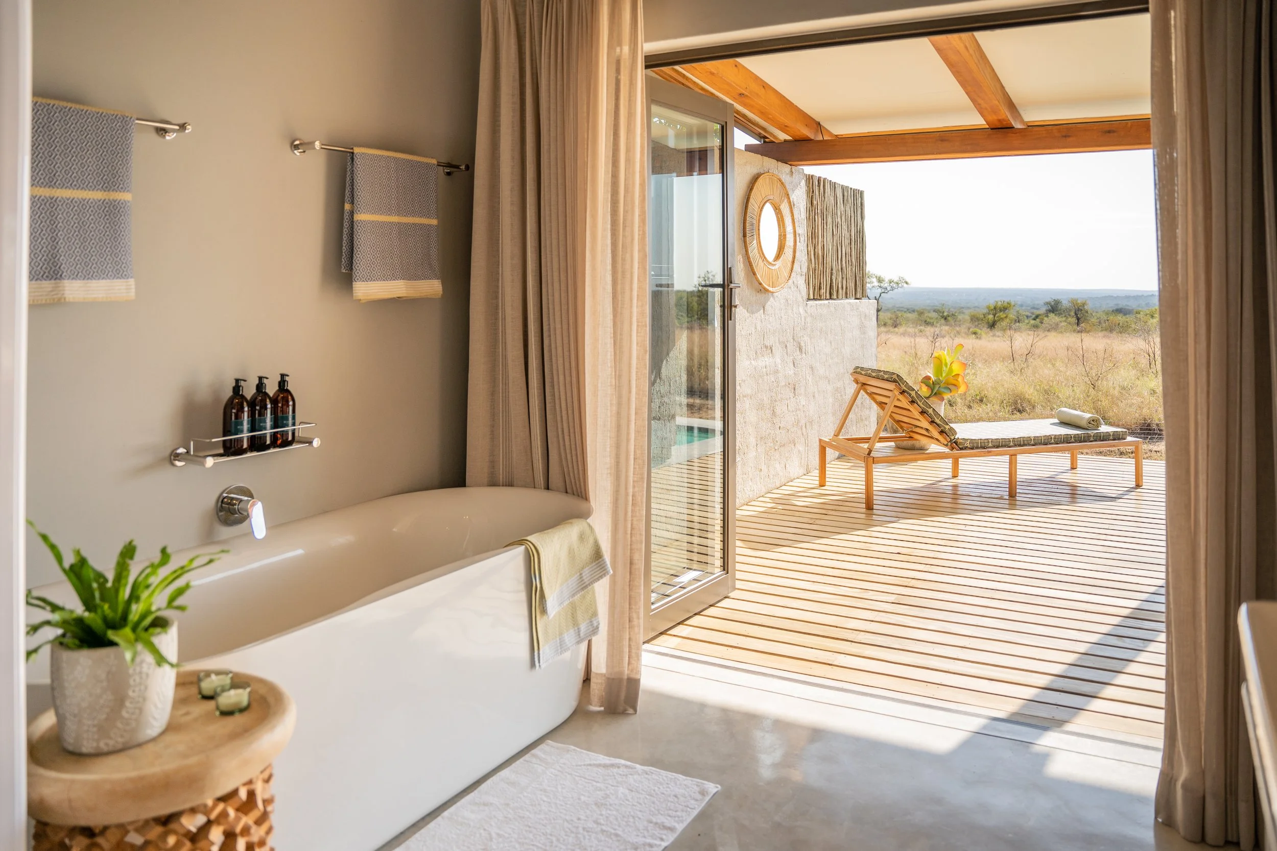 All rooms en suite with private deck