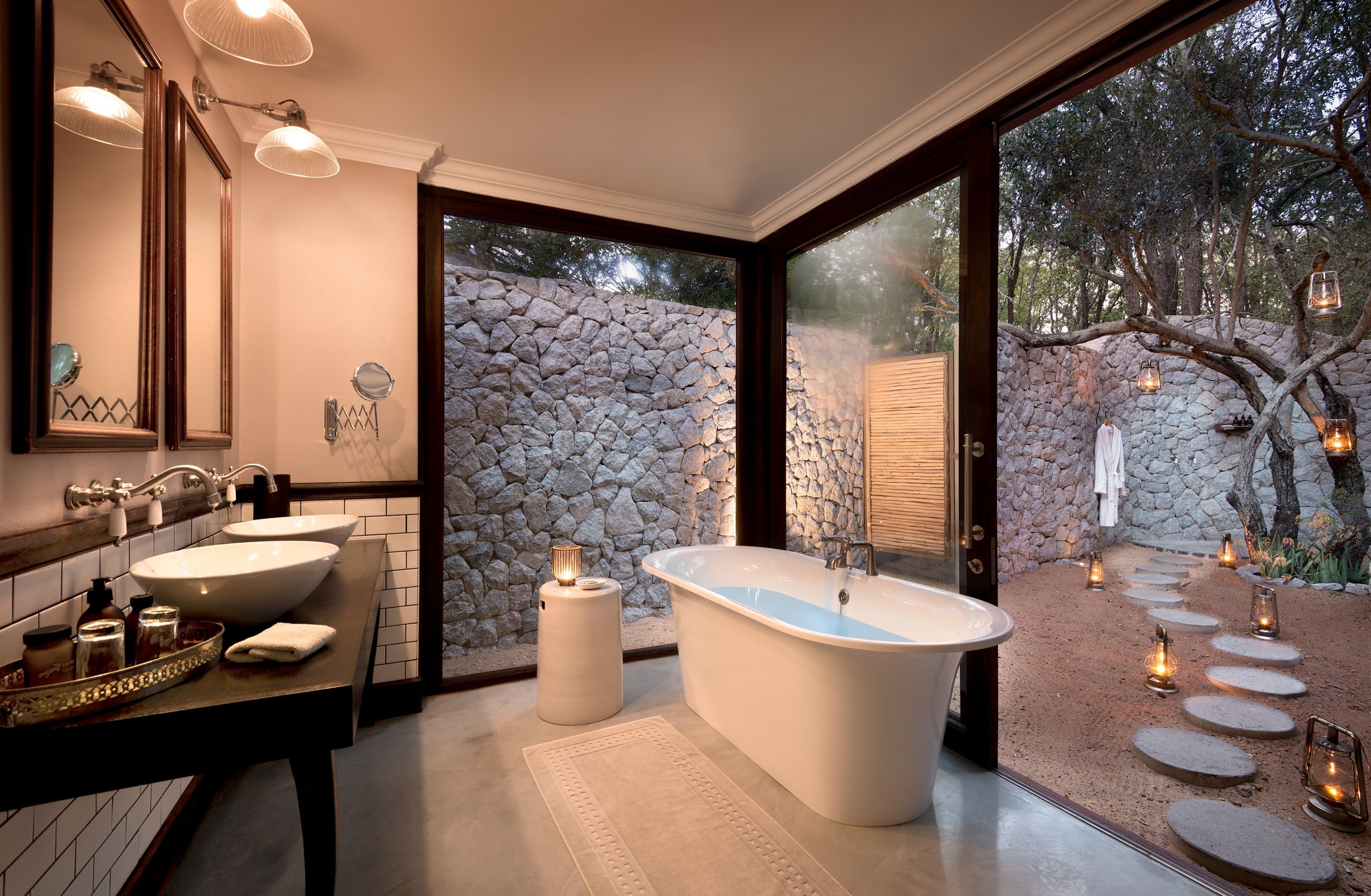 South-Africa-Ngala-Safari-Lodge-cottage-bathroom-outdoor-shower _1_-Low-Resolution-Widt
