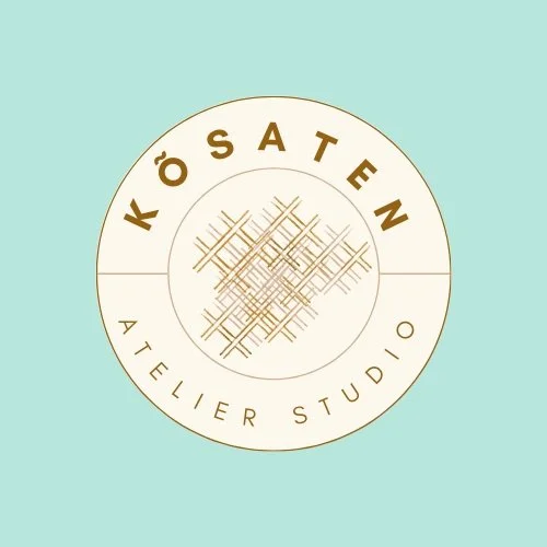 Logo circulaire avec le texte "KÖSATEN Atelier Studio" et un motif géométrique au centre sur fond turquoise