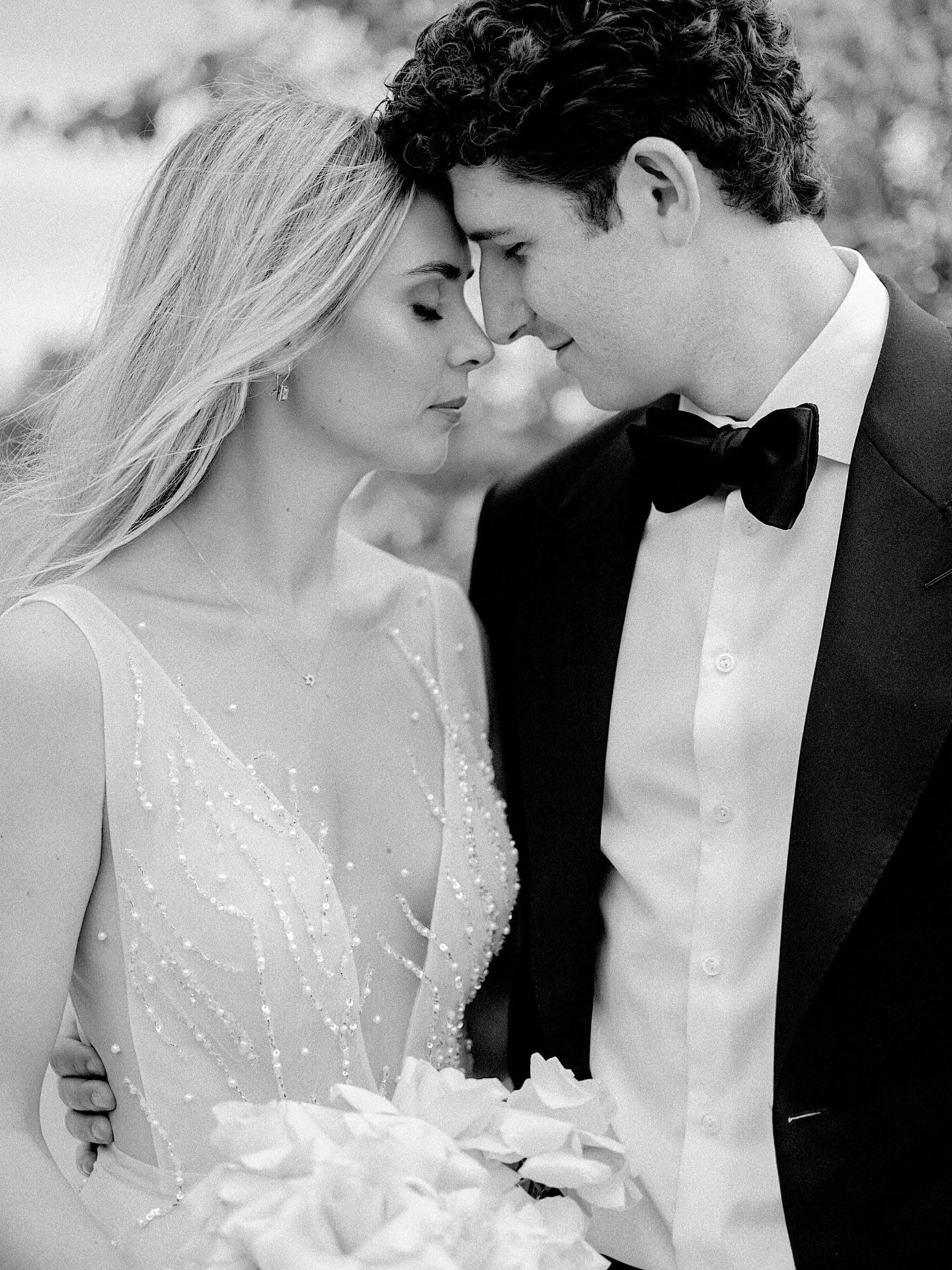 That feeling when you&rsquo;ve found ✨your person✨
Ivy and Zach&rsquo;s day felt like a dream: an intimate celebration at their private residence, surrounded by loved ones, with an alfresco dinner set along a long table framed by greenery and summer 