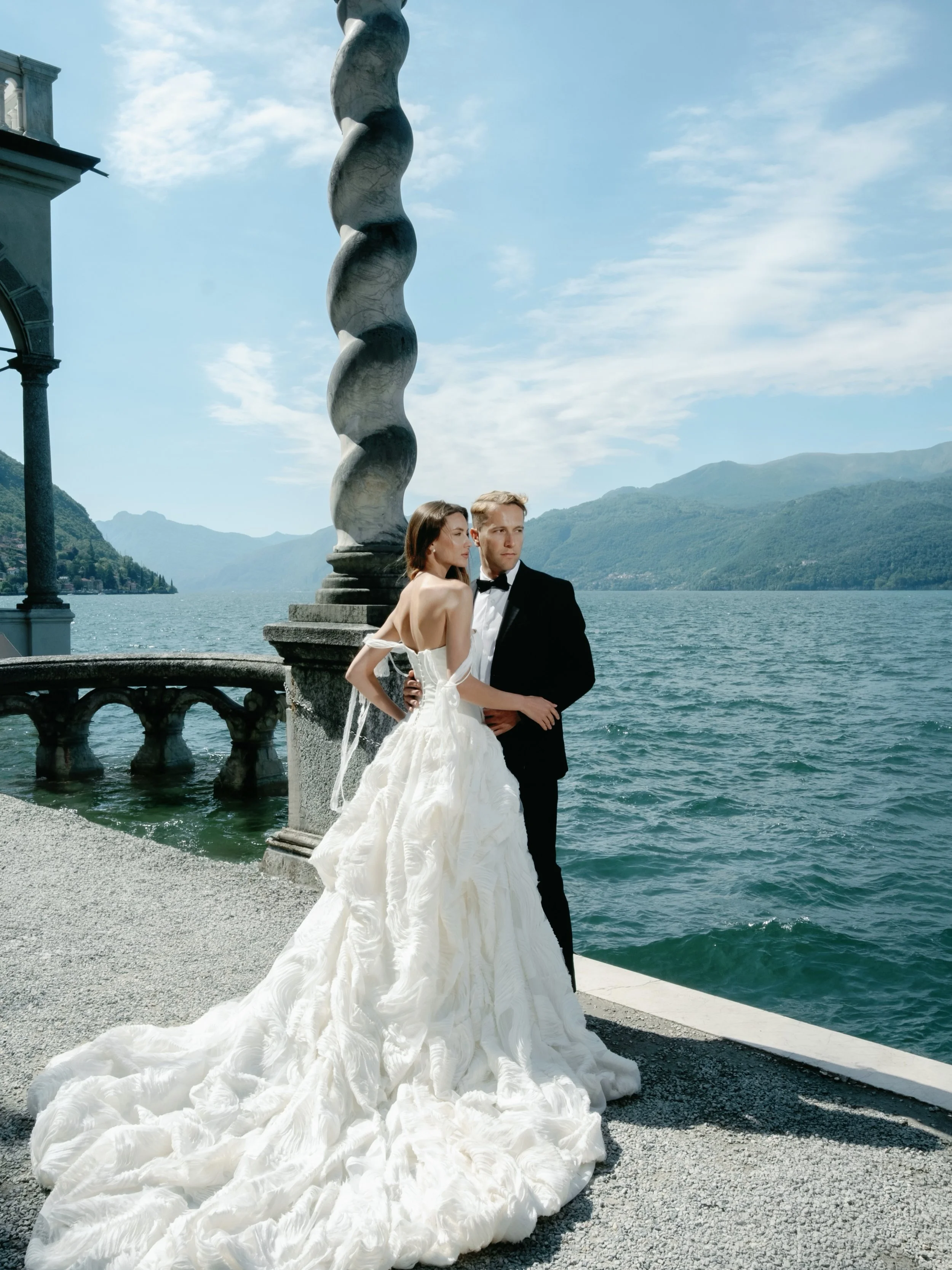 Lake Como, s&igrave;? 🇮🇹 

Most couples dream of golden hour in Lake Como, but for this editorial at Villa Monastero with @oumaatelier , we intentionally chose the morning instead. ✨

Not only did it allow us to avoid the usual crowds (cue tips for