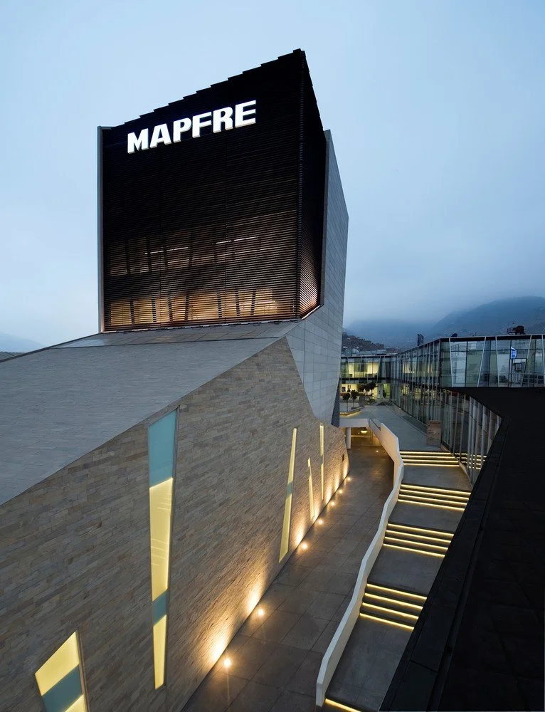 Muro cortina fachada mapfre independencia