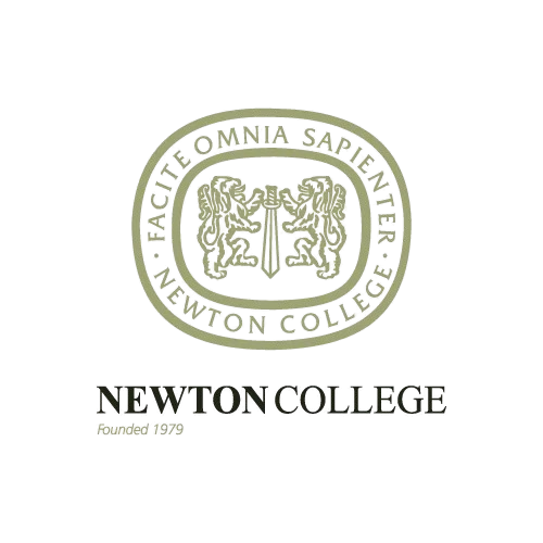 El logotipo de Newton College, una institución educativa fundada en 1988, que incluye un escudo con dos escudos y un libro, con texto en un círculo que dice 'FACULTAD, HUMANIDADES, PSICOLOGÍA, COLLEGE, EDUCATION'.