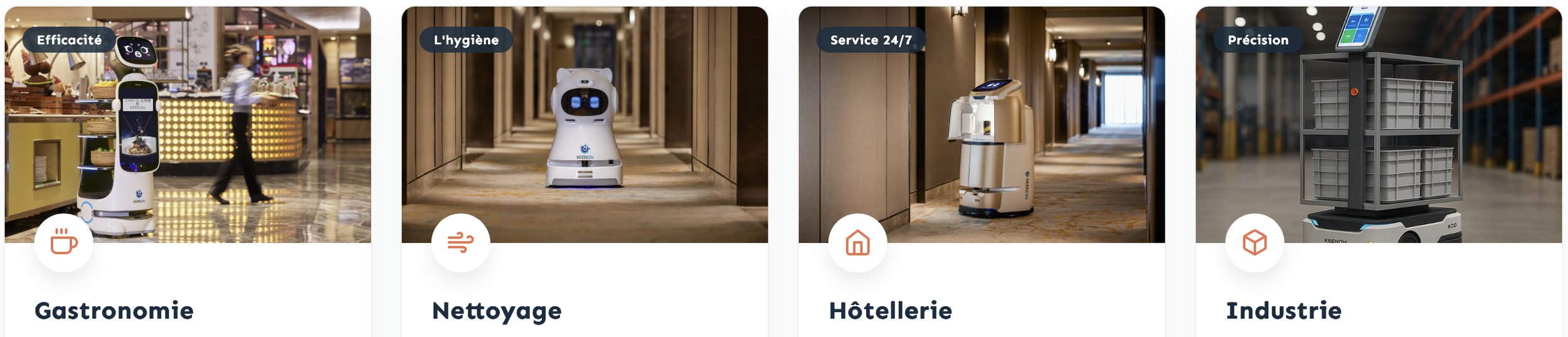 Quatre robots de service des marques Keenon et OrionStar dans différents environnements — centre commercial, couloir, hall d’hôtel et site industriel — avec des indications de capacités telles que efficacité, hygiène, service 24/7 et précision.