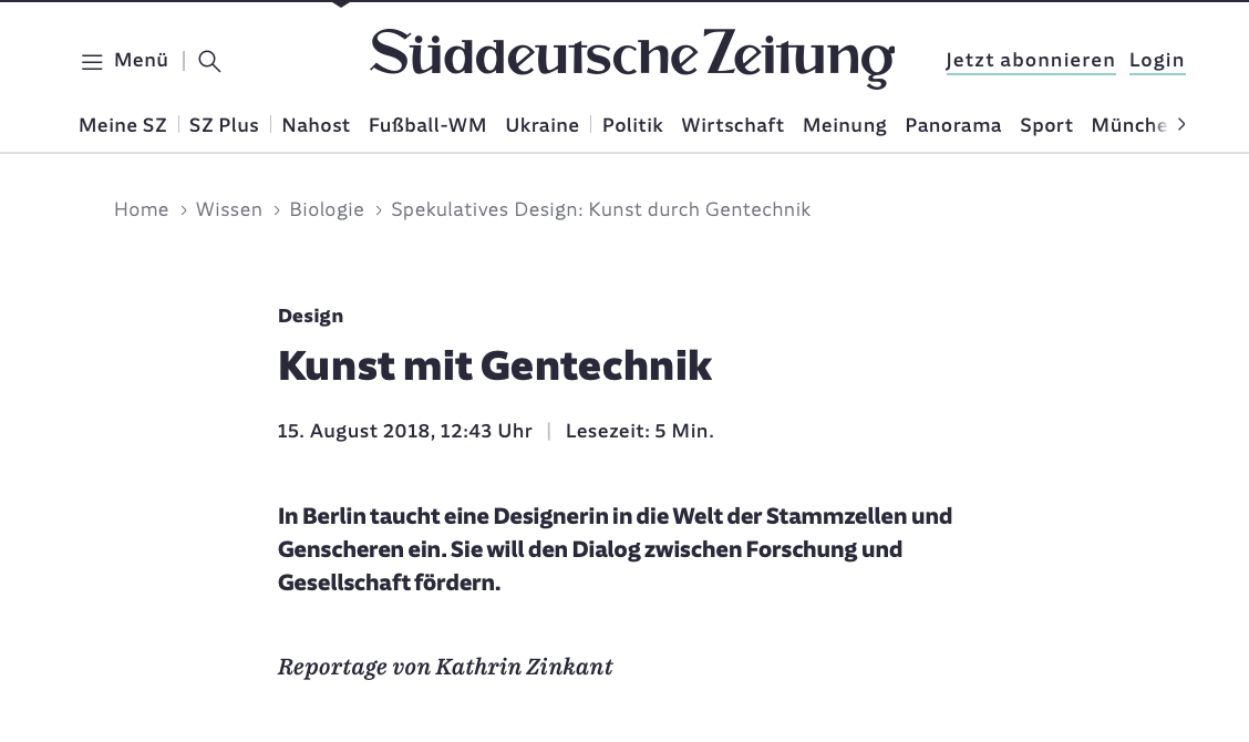 Screenshot of the Süddeutsche Zeitung website with the article titled "Kunst mit Gentechnik" about a designer in Berlin exploring stem cells and genetic engineering.