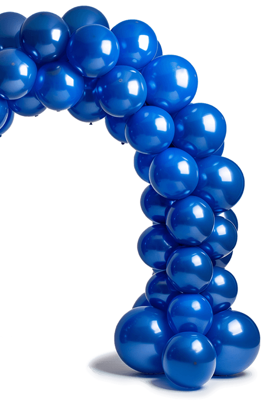 Blaue Ballons, die zu einer Schlange oder Spirale angeordnet sind.
