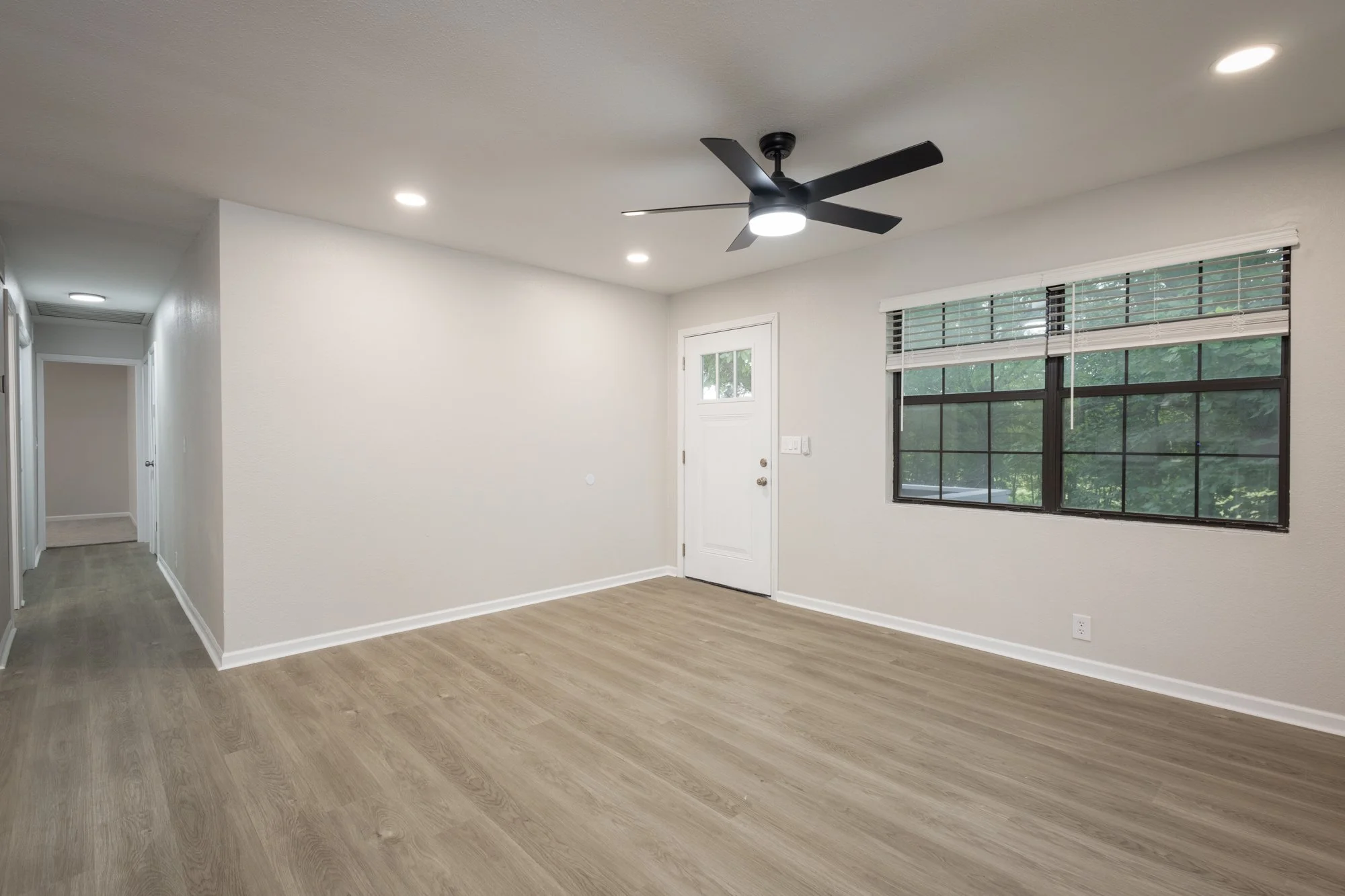 Oranssi carpenter using bench saw