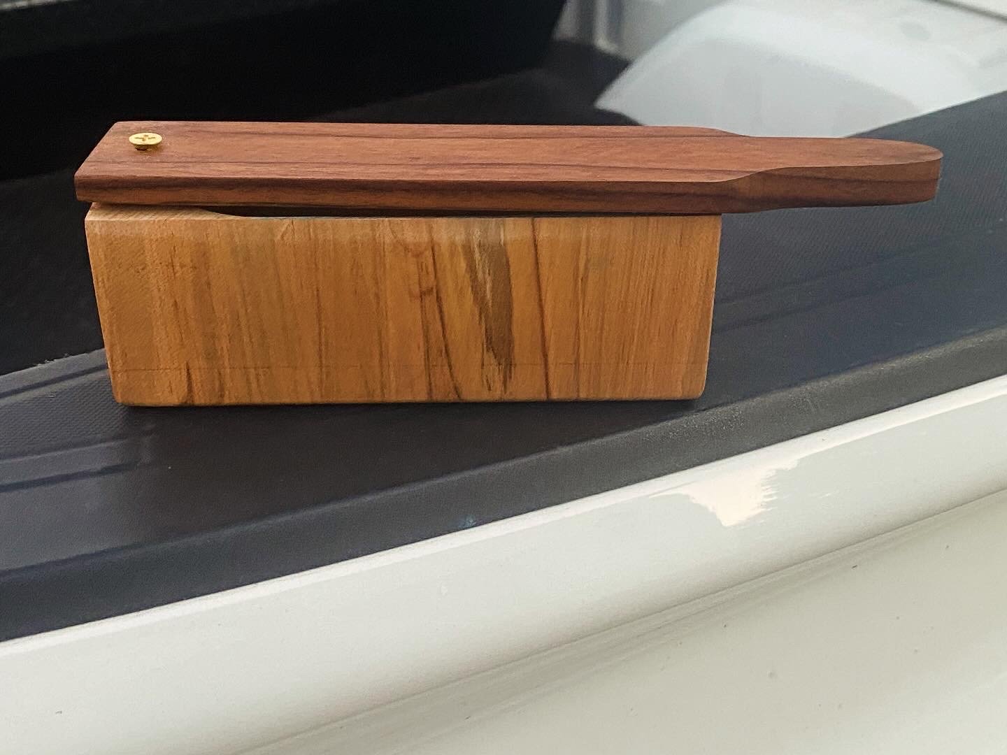 The walnut lid with an ambrosia maple body, blending depth, clarity, and visual character into one balanced build. The walnut lid adds warmth and control, delivering smooth, confident strokes with a grounded tone. The ambrosia maple body brings brigh