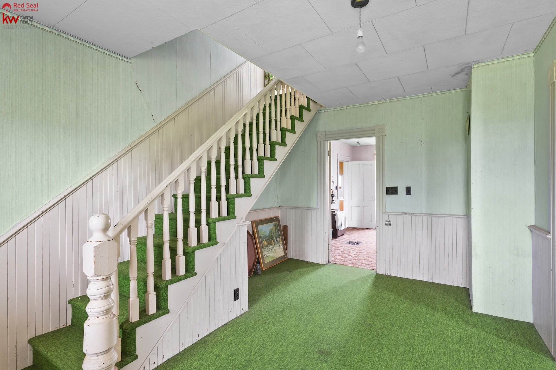 24 foyer 2.jpg