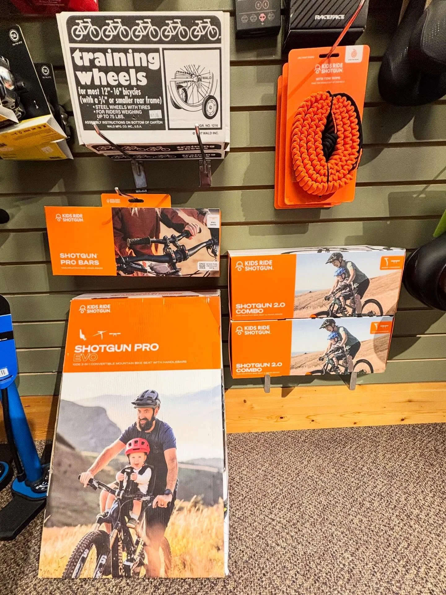 Ready to raise the next generation of mountain bikers? @kidsrideshotgun gear unlocks amazing experiences for MTB families. The new Shotgun Pro Evo is a convertible seat designed to fit kids 9mo-5yrs old 🤯