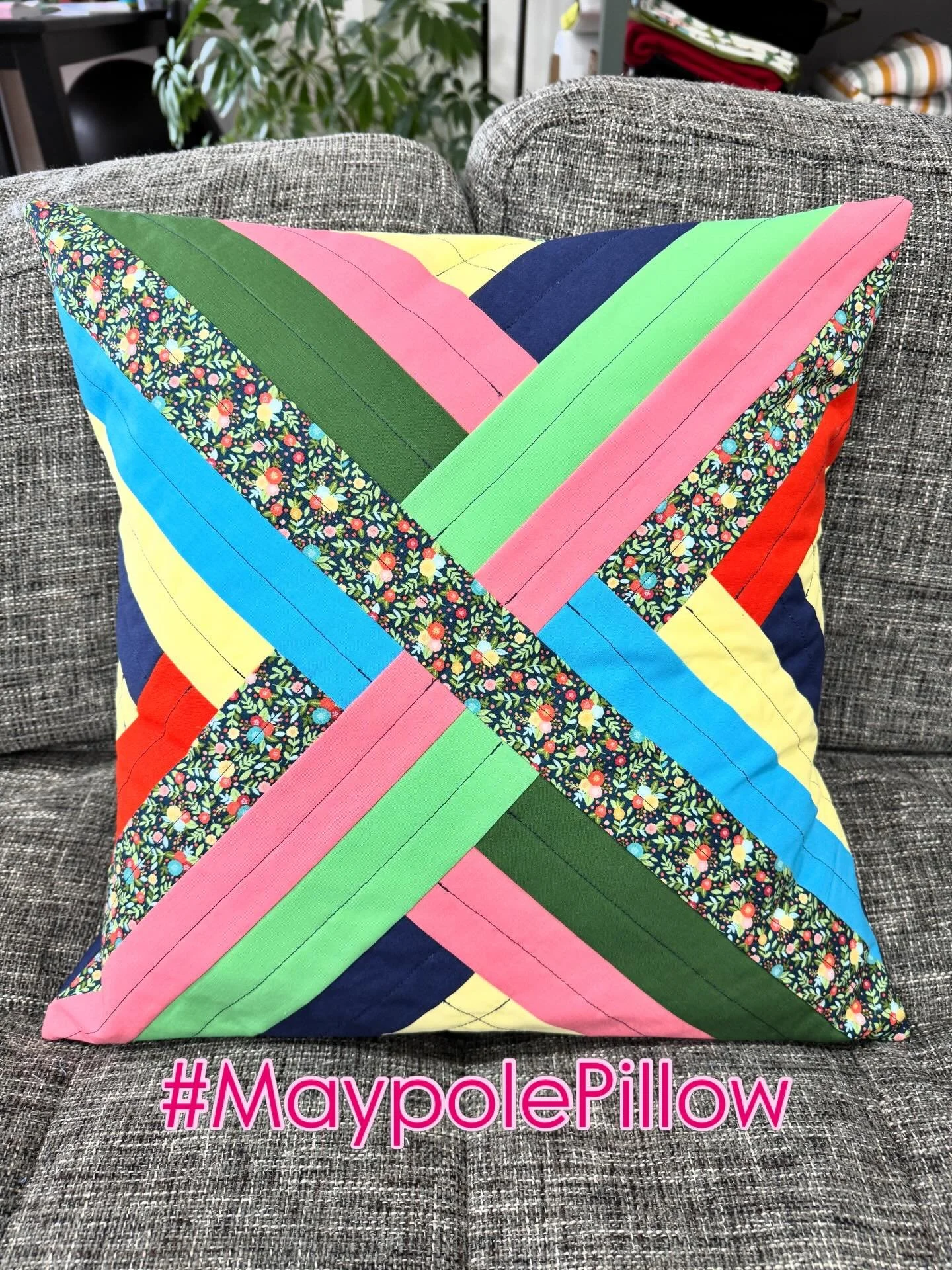 Throw pillows are such a fun quick finish and a great way to break up those bigger projects! Love this pattern from @suzyquilts 

#modernquilter #vermont