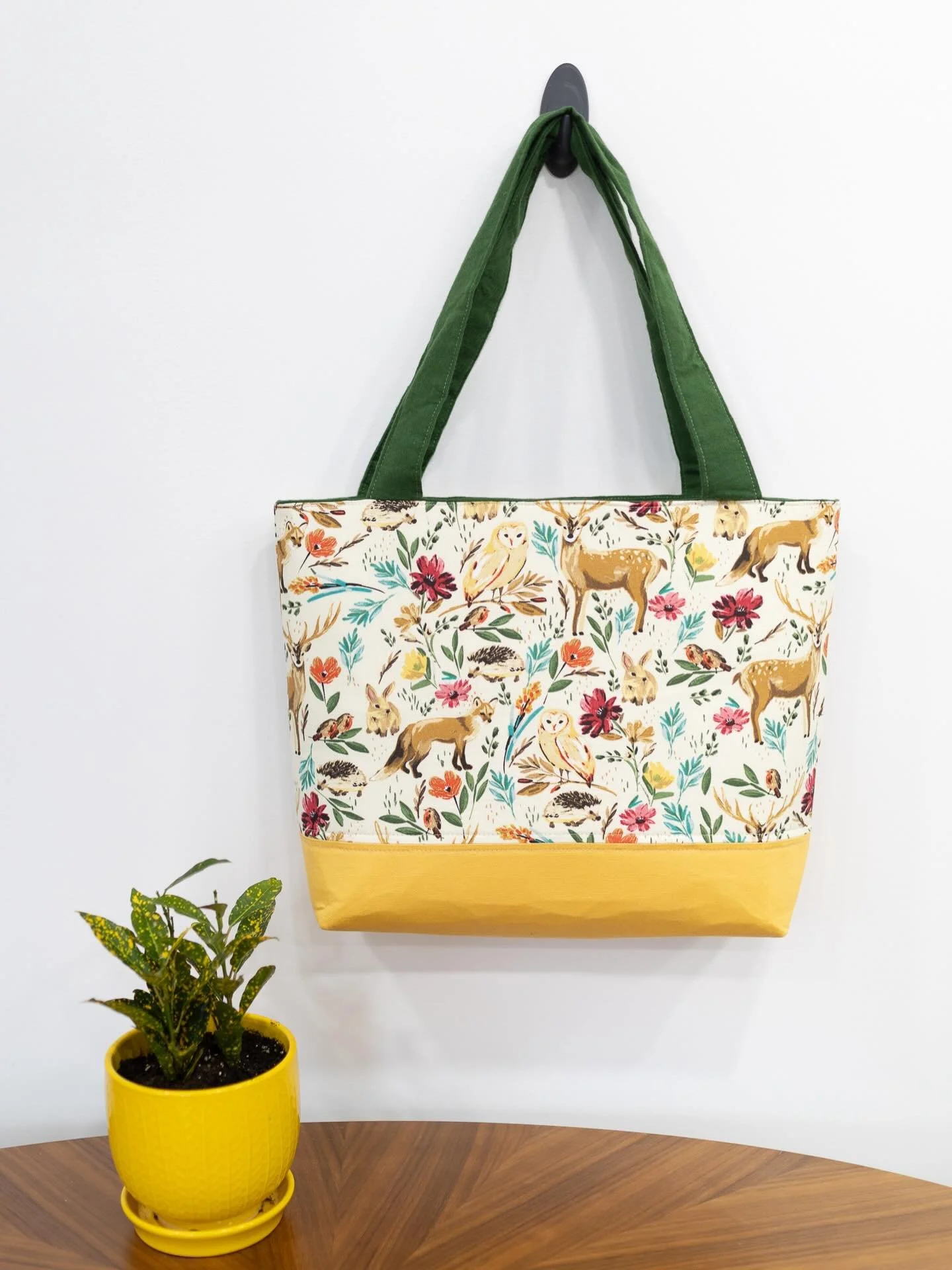 I love a cute tote bag! These are such a great size and with the right interfacing, they stand up on their own. Reach out to me if you want more info on how to make this yours!  Pattern by @diaryofaquilter #modernmaker #makingallthethings #winterislo