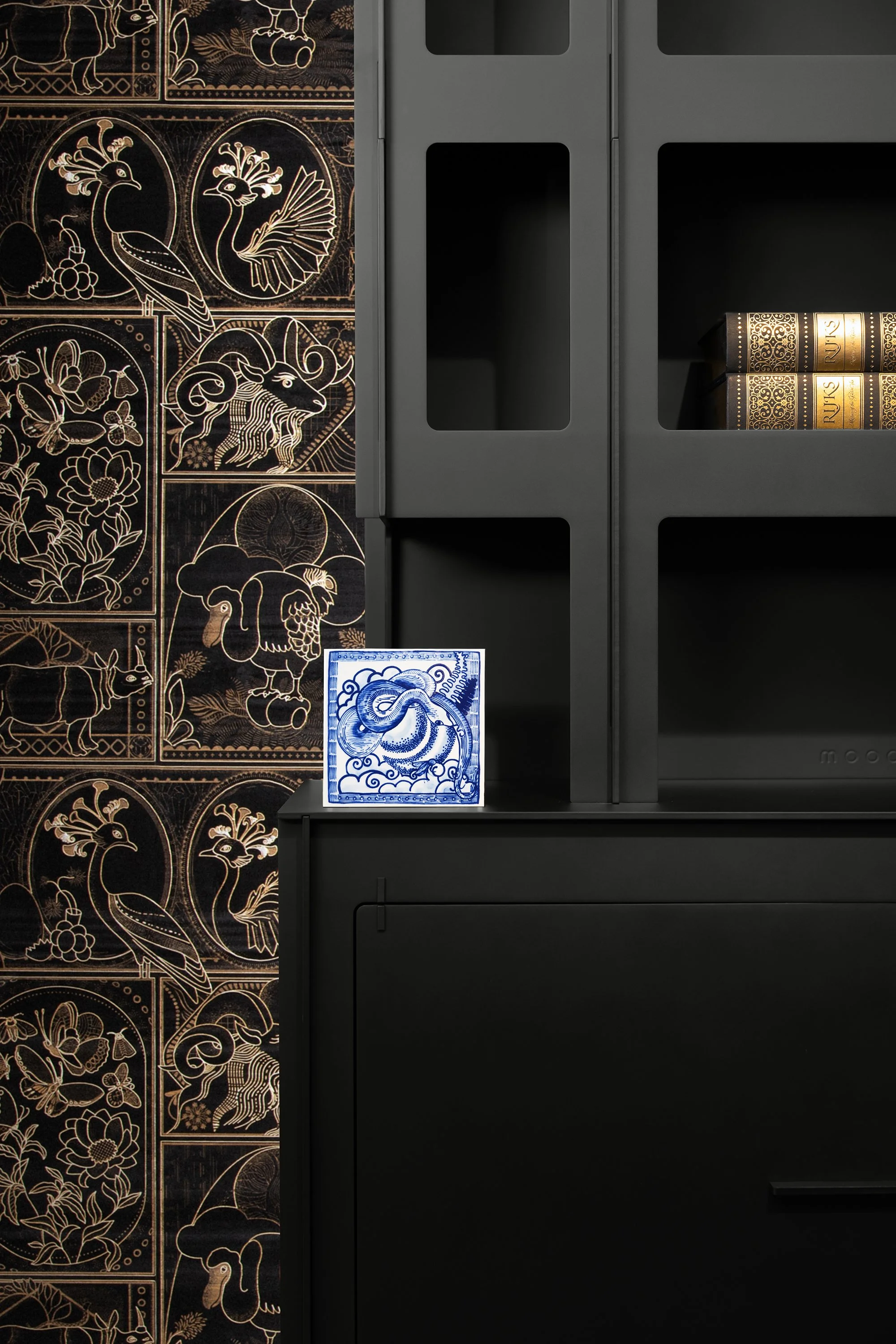INT23-MOOOI-ROYAL-DELFT-EXTINCT-ANIMAL-TILES-BLUE-APPLIED_4-1.jpg