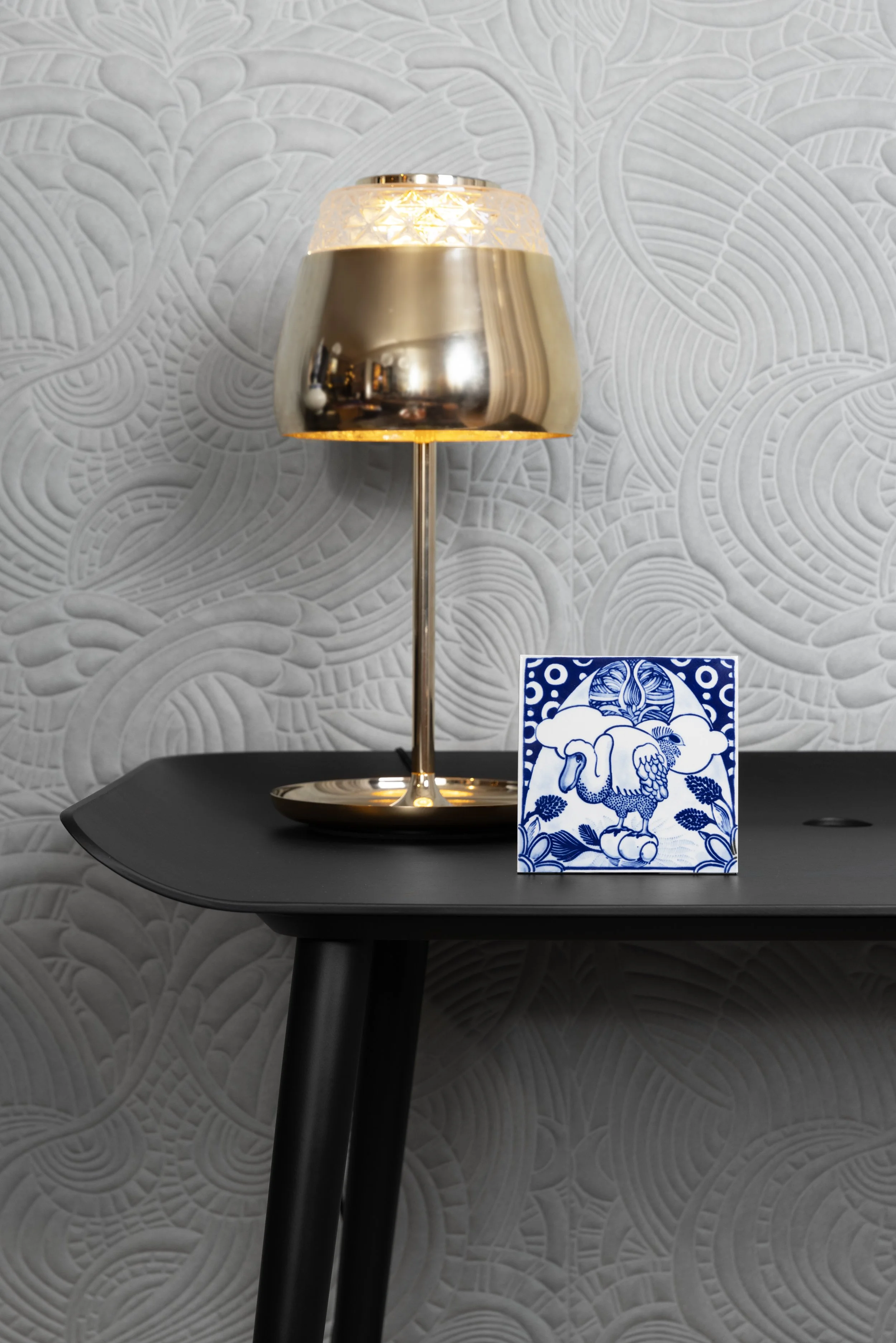 INT23-MOOOI-ROYAL-DELFT-EXTINCT-ANIMAL-TILES-BLUE-APPLIED_3.jpg