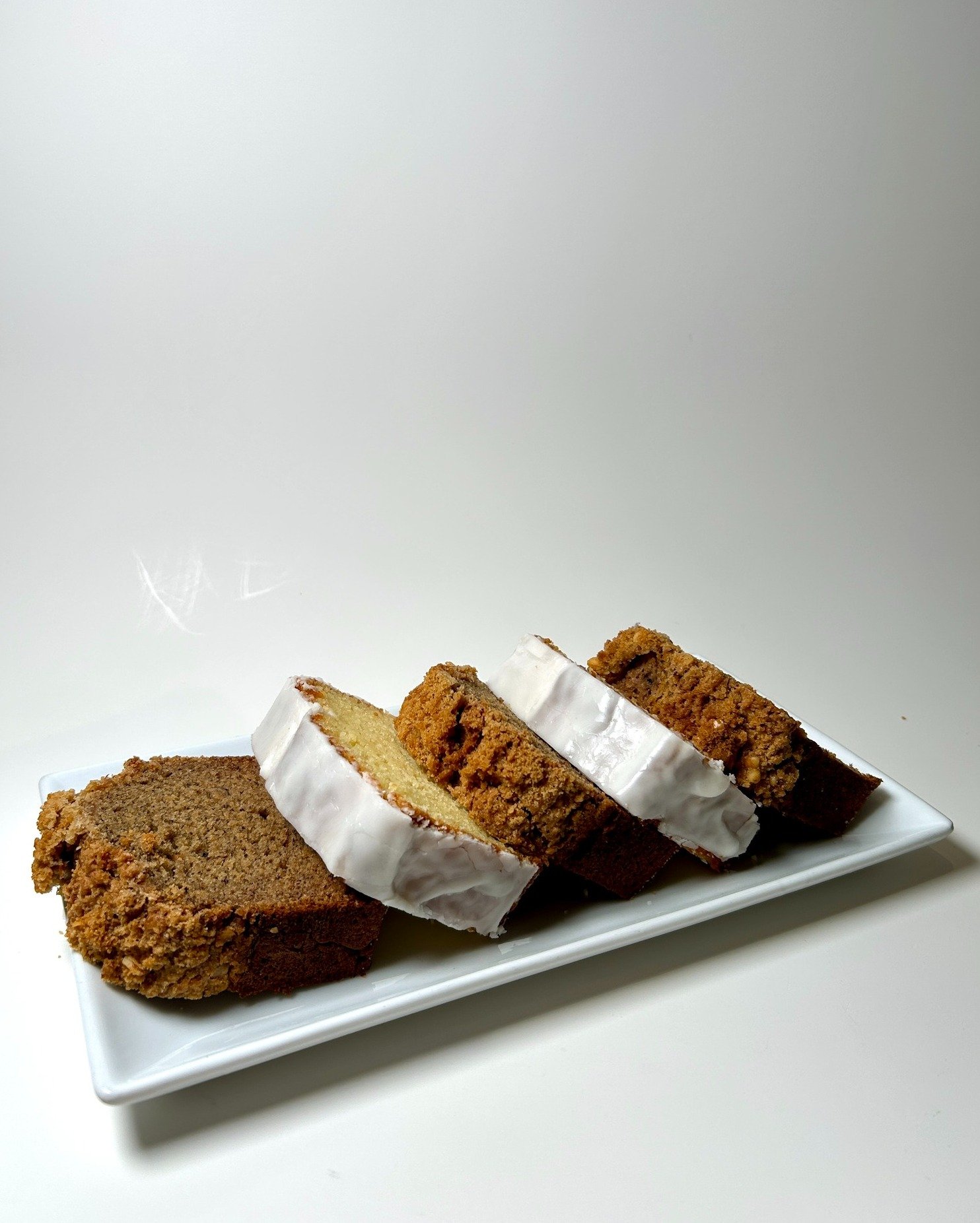 At AKC you can have your (tea)cake and eat it too!

🍌The Banana Walnut Teacake is a fruity, nutty, incredibly moist slice of goodness. It features a walnut streusel on top for extra crunch, and is 100% vegan.

🍋The Lemon Teacake hits your taste bud